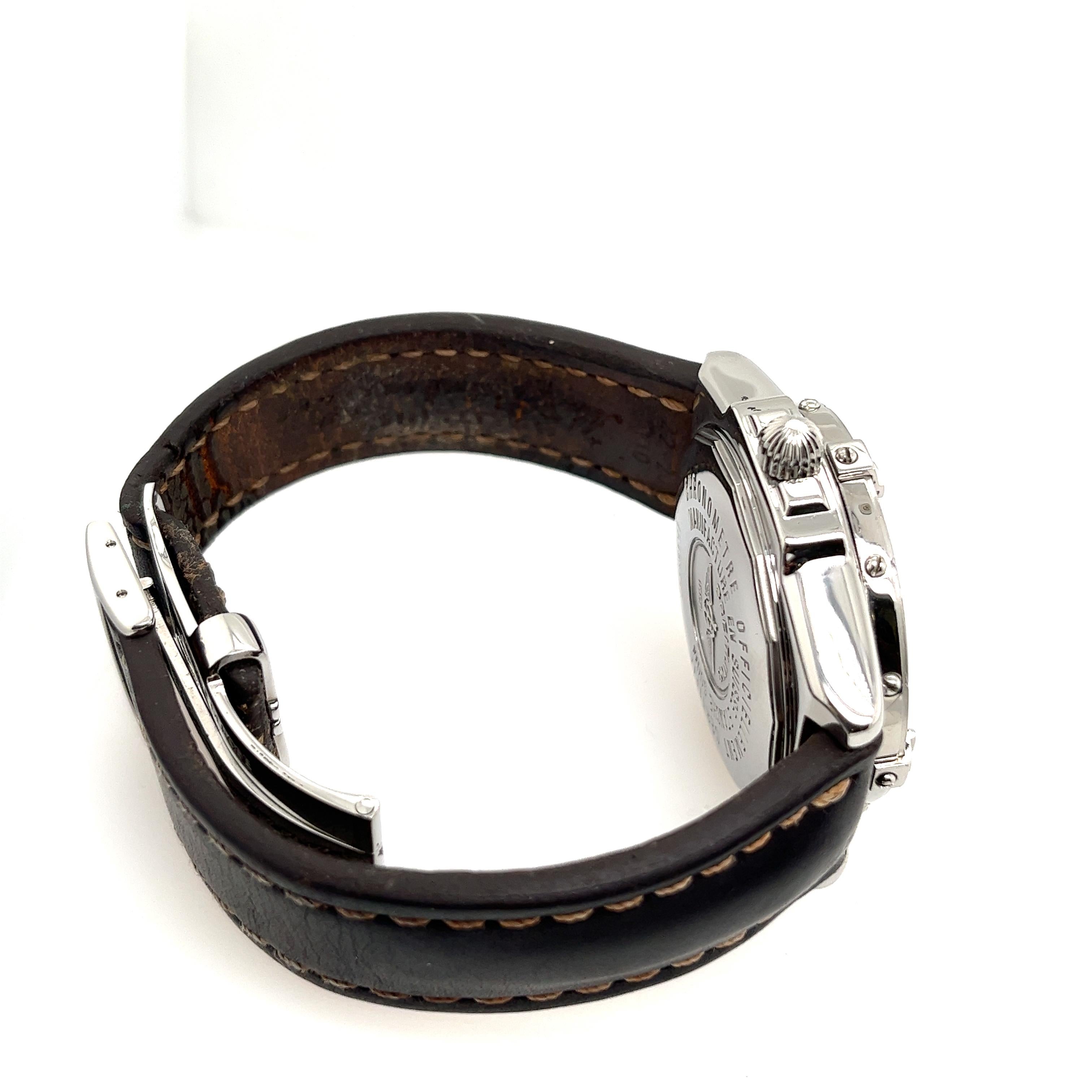 Breitling Vent contraire  Date Steel Black Dial Automatic Mens Watch A45355

Poids total de la montre : 138.1g
Numéro de série : A45355
Avec la boîte et les papiers d'origine
SMS8718