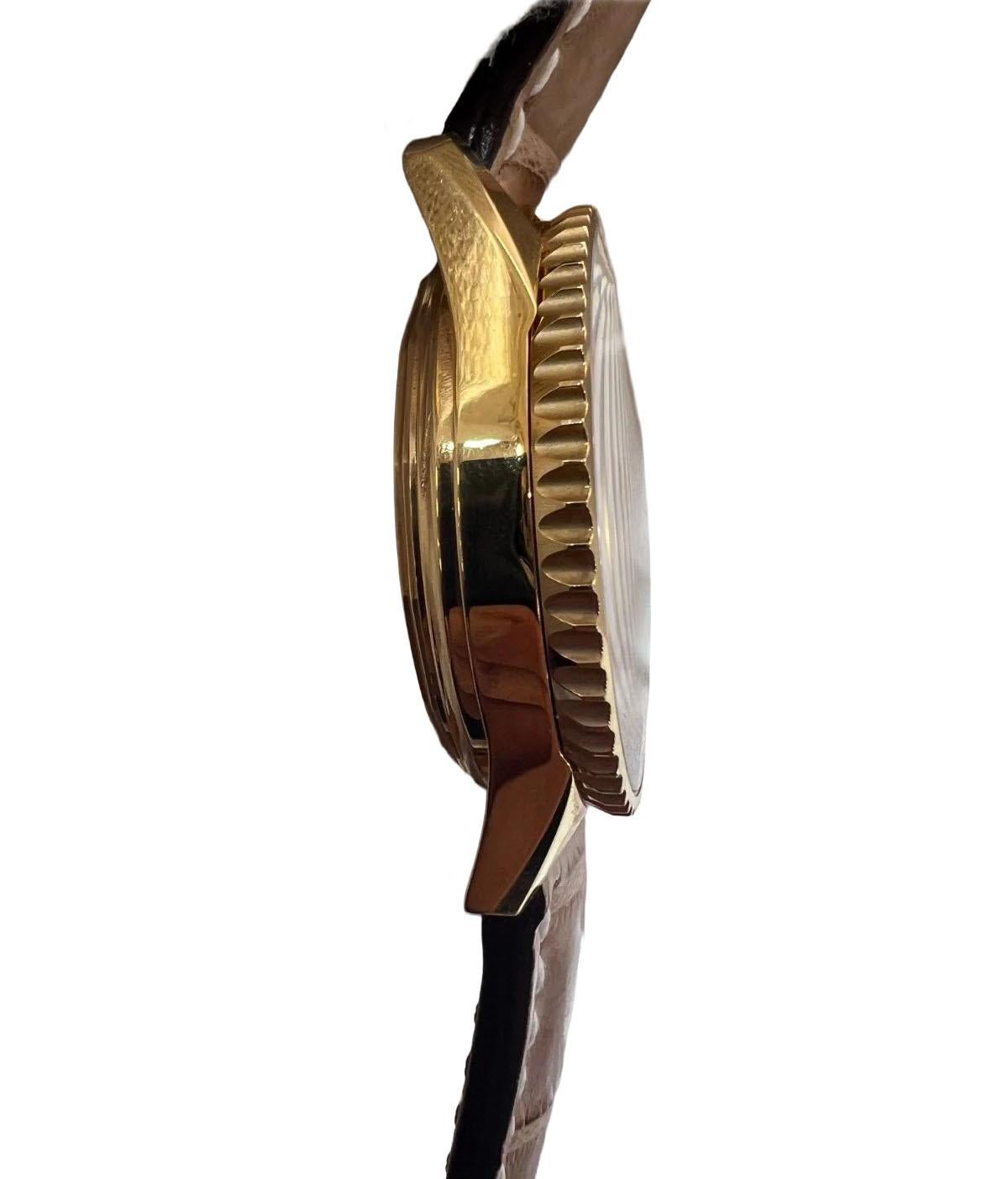 Die limitierte Auflage der Breitling Montbrillant Armbanduhr ist ein atemberaubender Zeitmesser, der Eleganz und Exklusivität perfekt vereint. Mit ihrem schwarzen Zifferblatt, das in ein luxuriöses Gehäuse aus 18 Karat Gelbgold eingefasst ist,
