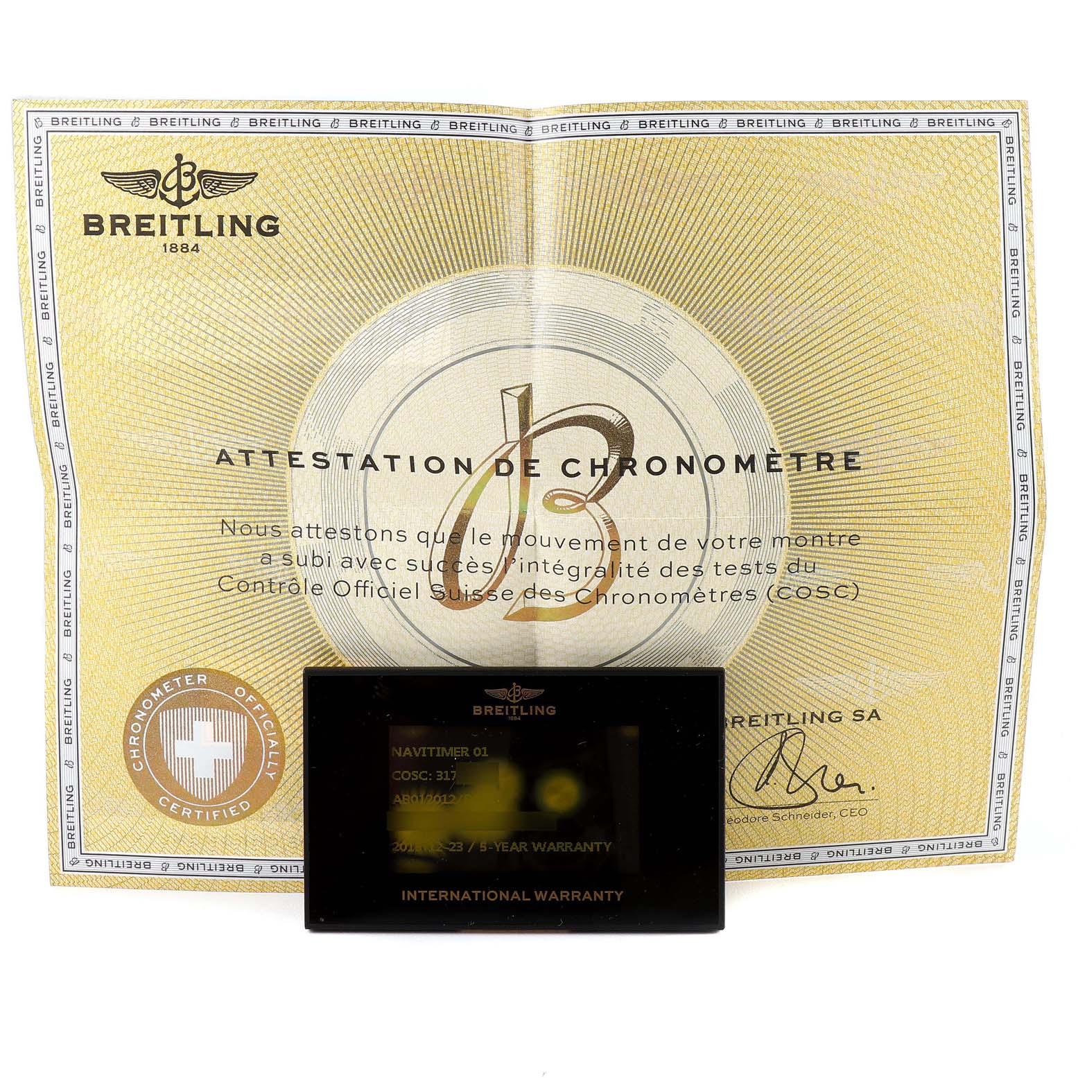 Breitling Navitimer 01 Black Dial Steel Mens Watch AB0120 Box Card. Mouvement automatique à remontage automatique, officiellement certifié chronomètre. Fonction chronographe. Boîtier en acier inoxydable de 43.0 mm de diamètre. Logo Breitling sur la