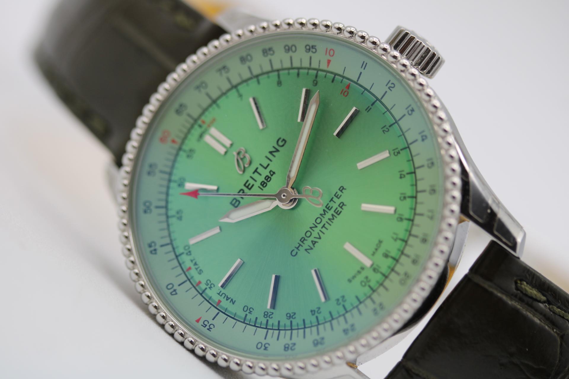 Breitling Navitimer A17395 Automatik 35mm Mint Grünes Zifferblatt 2024 Box & Papiere im Angebot 8
