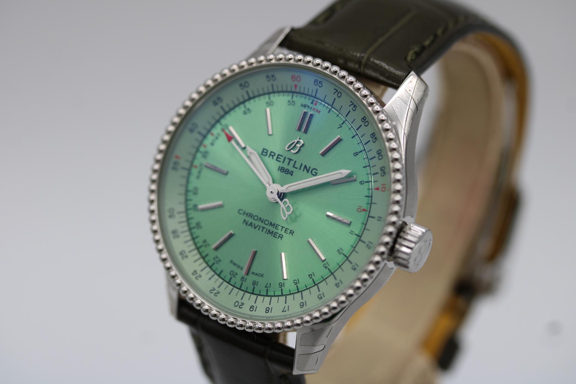 Breitling Navitimer A17395 Automatik 35mm Mint Grünes Zifferblatt 2024 Box & Papiere im Zustand „Hervorragend“ im Angebot in London, GB