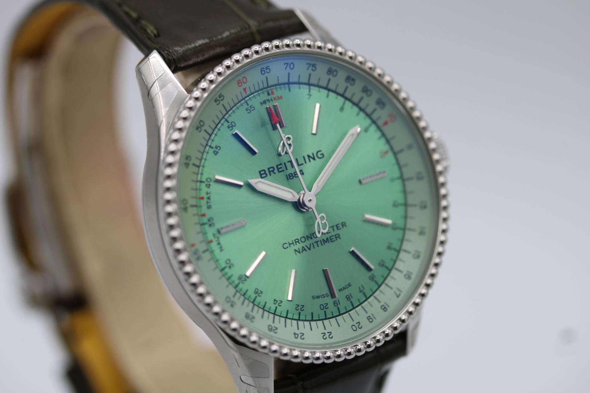 Breitling Navitimer A17395 Automatik 35mm Mint Grünes Zifferblatt 2024 Box & Papiere Herren im Angebot