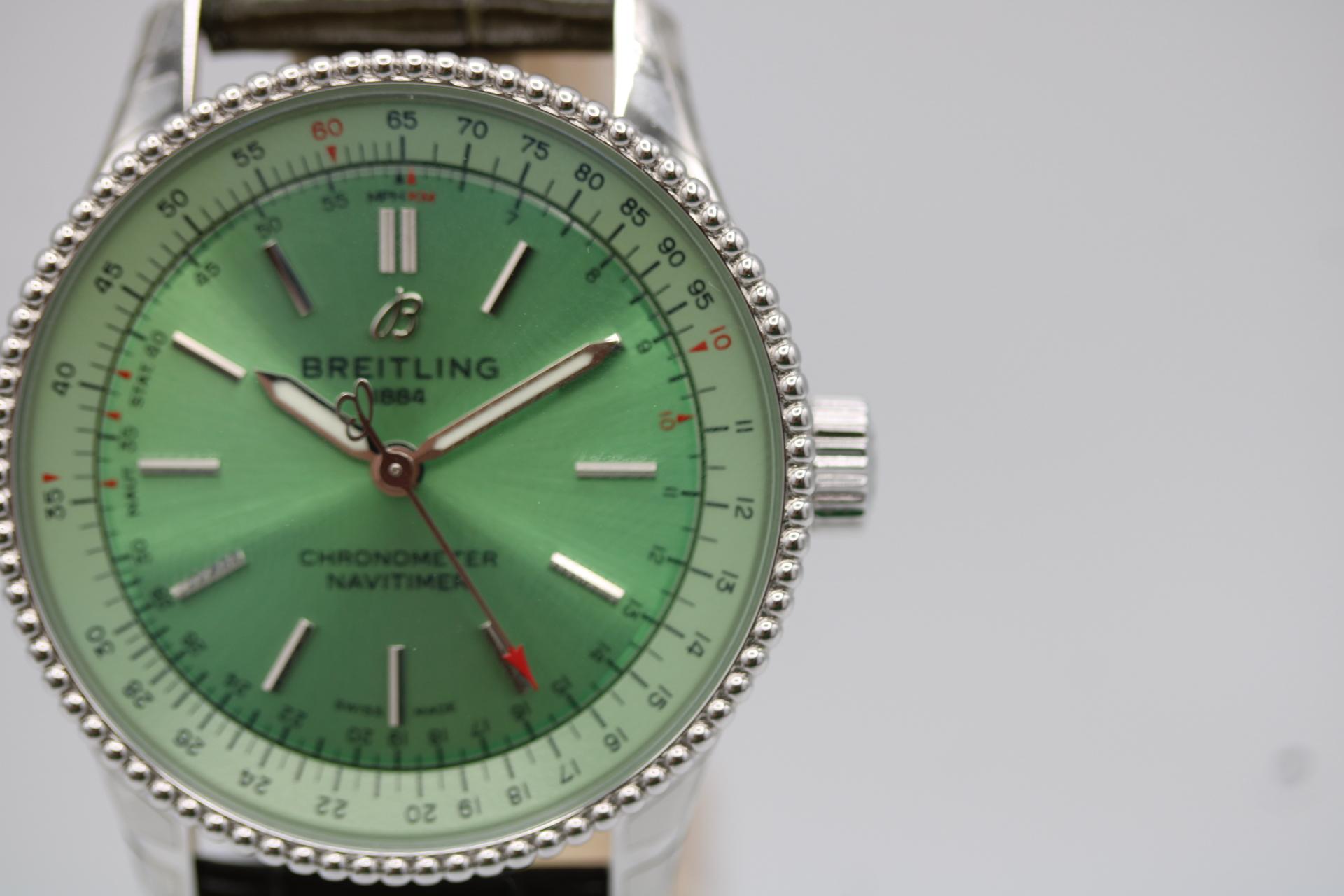 Breitling Navitimer A17395 Automatik 35mm Mint Grünes Zifferblatt 2024 Box & Papiere im Angebot 2