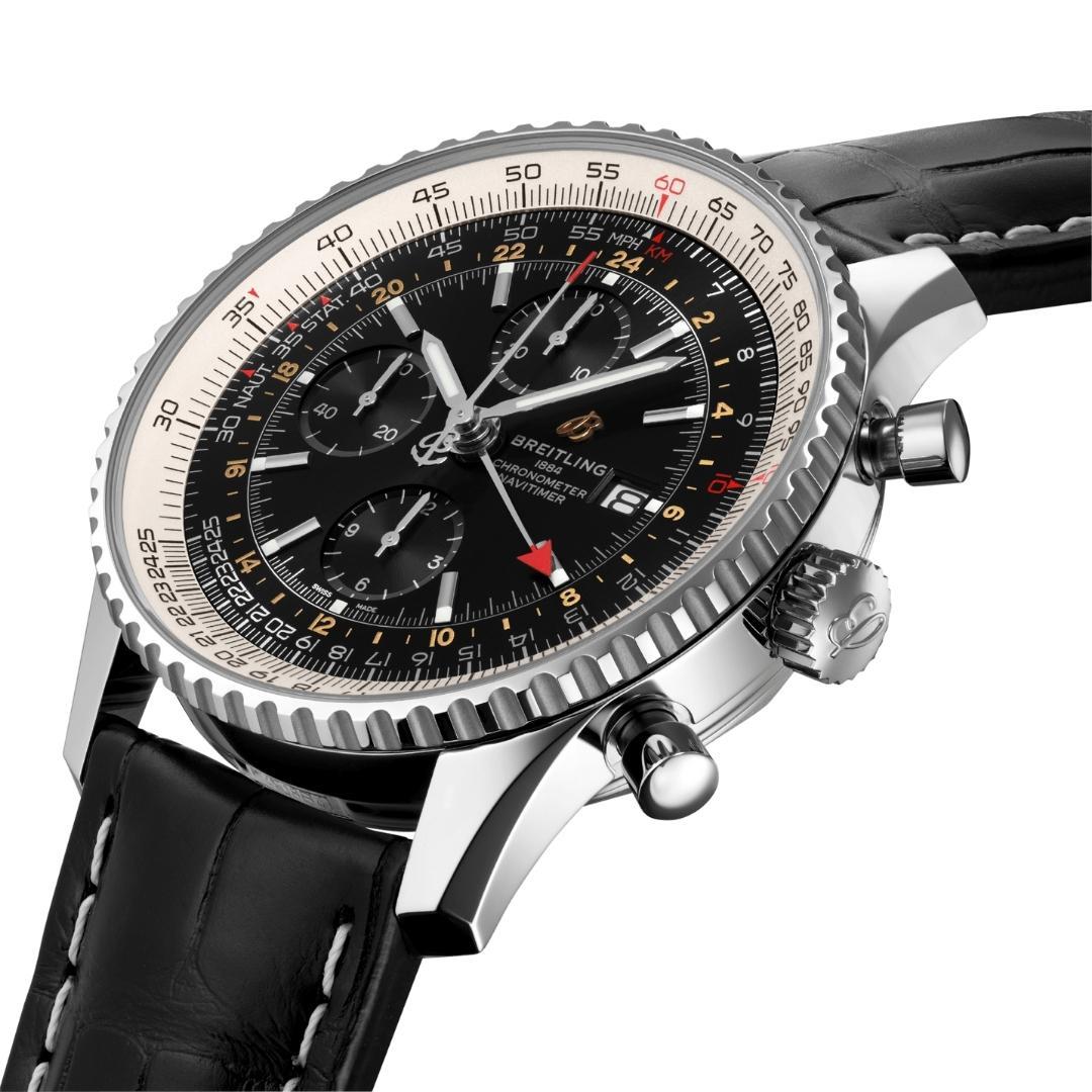 Navitimer GMT Chronograph mit 46-mm-Gehäuse aus Stahl, mit durch die Krone verstellbarer zweiter Zeitzone und schwarzem Zifferblatt. Schwarzes Alligatorlederband. Automatisches Uhrwerk mit Selbstaufzug. Fenster für die Datumsanzeige. Wasserdicht bis