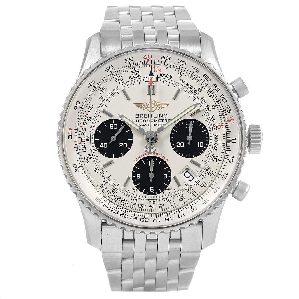 Breitling Navitimer Chronograph Panda Stahl Herrenuhr A23322 Box Papiere. Automatisches Chronometerwerk mit automatischem Aufzug, offiziell zertifiziert. Chronographen-Funktion. Rhodiniert, 25 Steine, geradlinige Ankerhemmung, monometallische Unruh