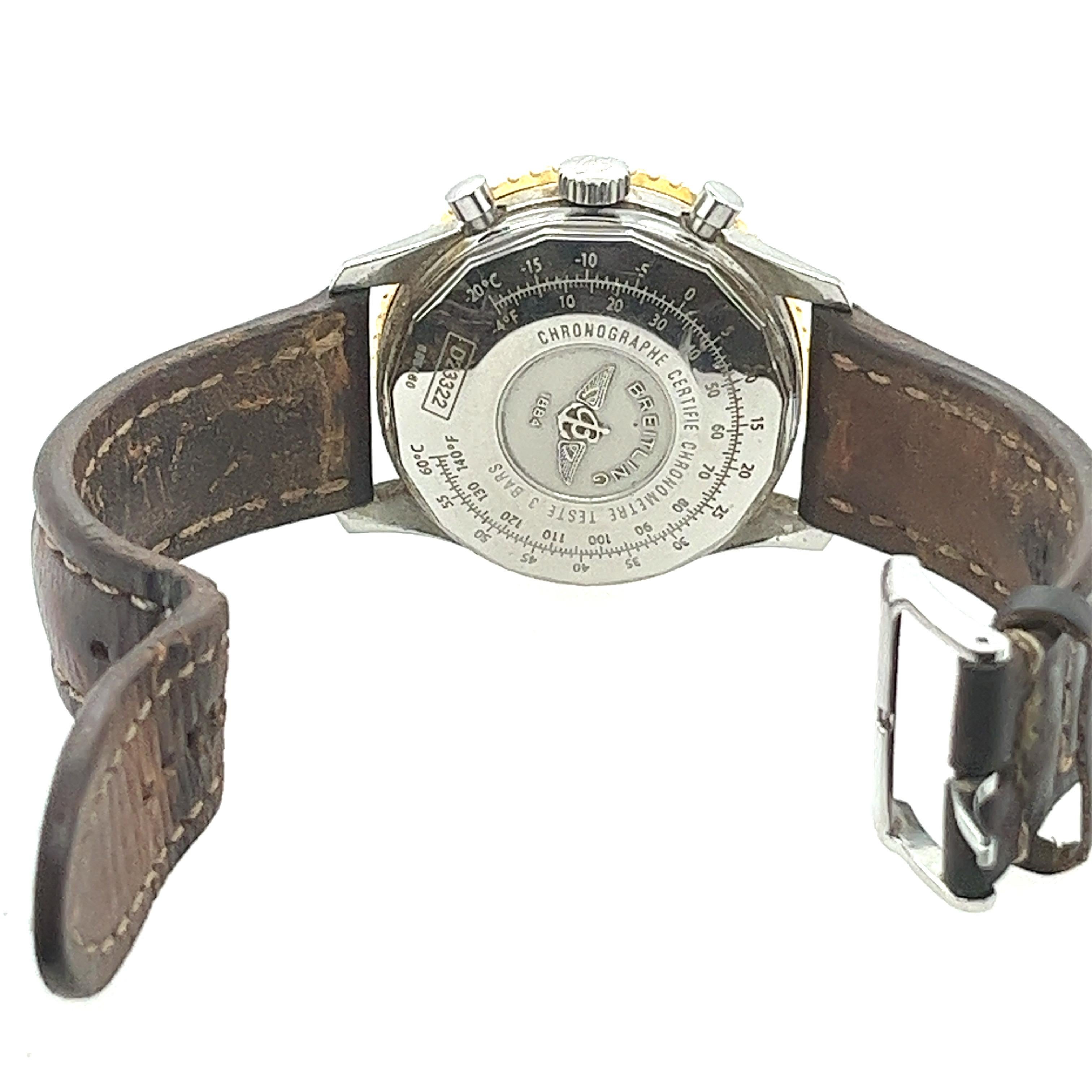 Breitling Navitimer Chronograph aus Vorbesitz Herrenuhr Ref  D23322. Diese Uhr hat  Gehäuse aus 18 Karat Gold mit weißem Zifferblatt. Die Zeiger und Stundenmarkierungen sind mit Leuchtmasse versehen. Das Armband ist aus schwarzem Leder mit