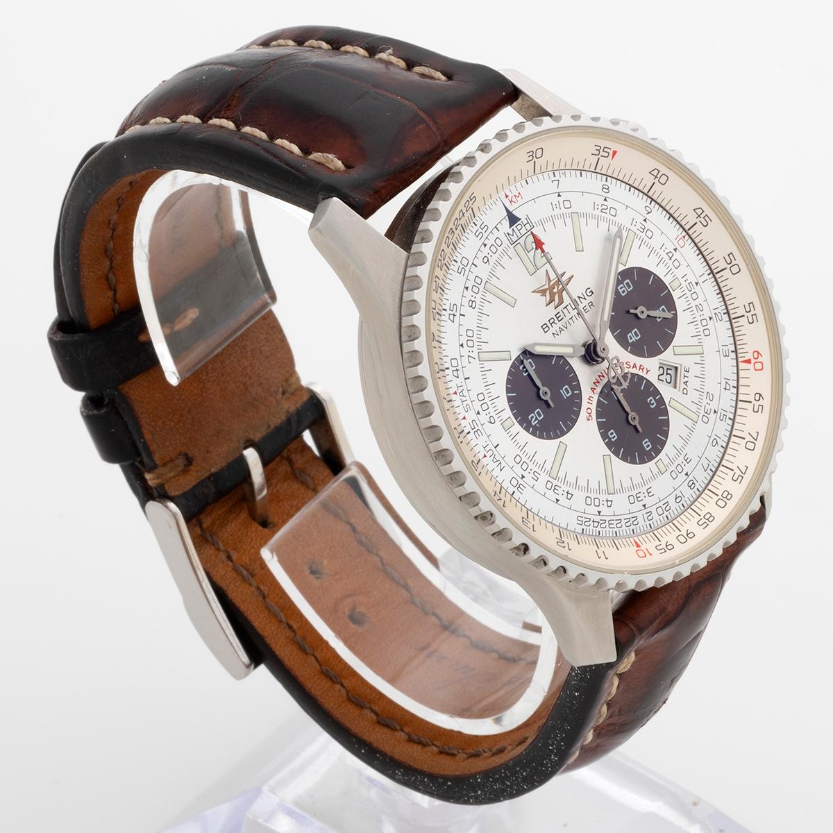 Unsere seltene Breitling Navitimer Referenz A41322 ist eine Sonderedition zum fünfzigjährigen Jubiläum der Navitimer (1952-2002). Mit einem sehr attraktiven silbernen Zifferblatt im klassischen 41,5 mm Gehäuse ist der Gesamtzustand dieses Exemplars