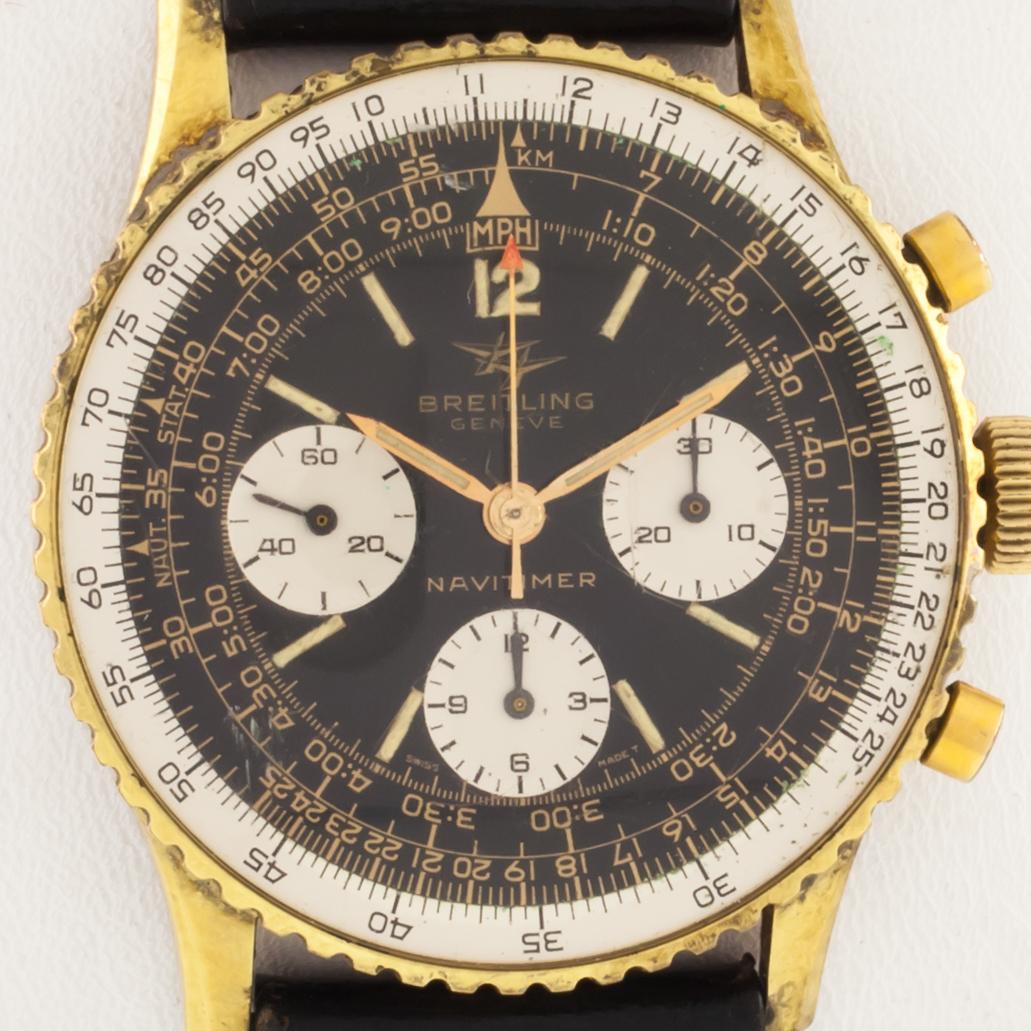 Vintage Gold-Plated Breitling Navitimer Chronograph Watch 806 with Box and Papers
Modèle : Navitimer
Modèle #806
Boîtier rond plaqué or
40 mm de diamètre (43 mm avec couronne)
Distance entre les pattes = 47 mm
Largeur de cosse à cosse = 22 mm
Cadran