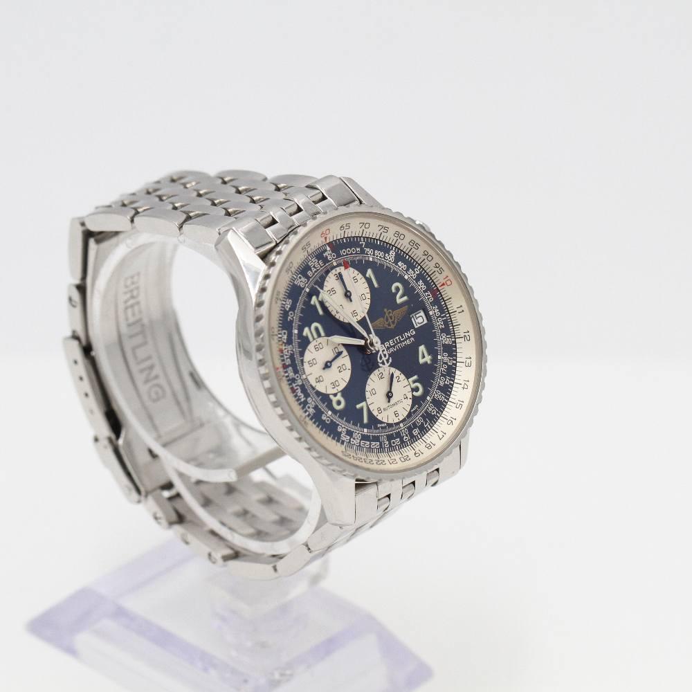 Gebrauchte Uhr BREITLING NAVITIMER A13322 Ref: D363466. Herrenuhr in AUSGEZEICHNETEM Zustand mit 41 mm Stahlgehäuse ohne Krone. Saphirglas. Blaues Zifferblatt. Edelstahlarmband mit Faltschließe. Automatisches Uhrwerk. Chronograph. Datum. Die