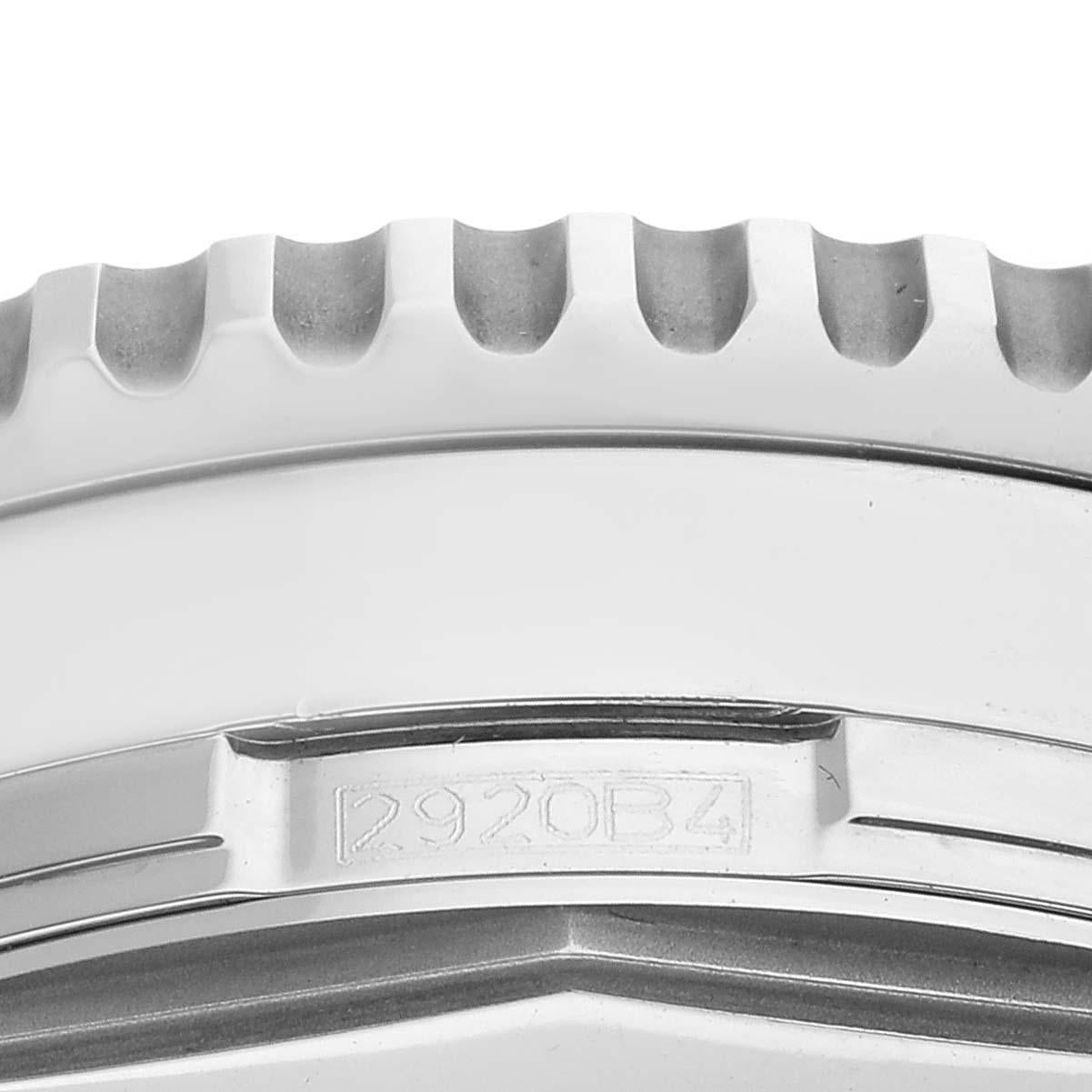 Breitling Navitimer World Black Dial Steel Mens Watch A24322 Box Card. Automatisches, offiziell zertifiziertes Chronometerwerk mit Selbstaufzug. Chronographen-Funktion. Gehäuse aus Edelstahl mit einem Durchmesser von 46.0 mm. Krone und Drücker aus