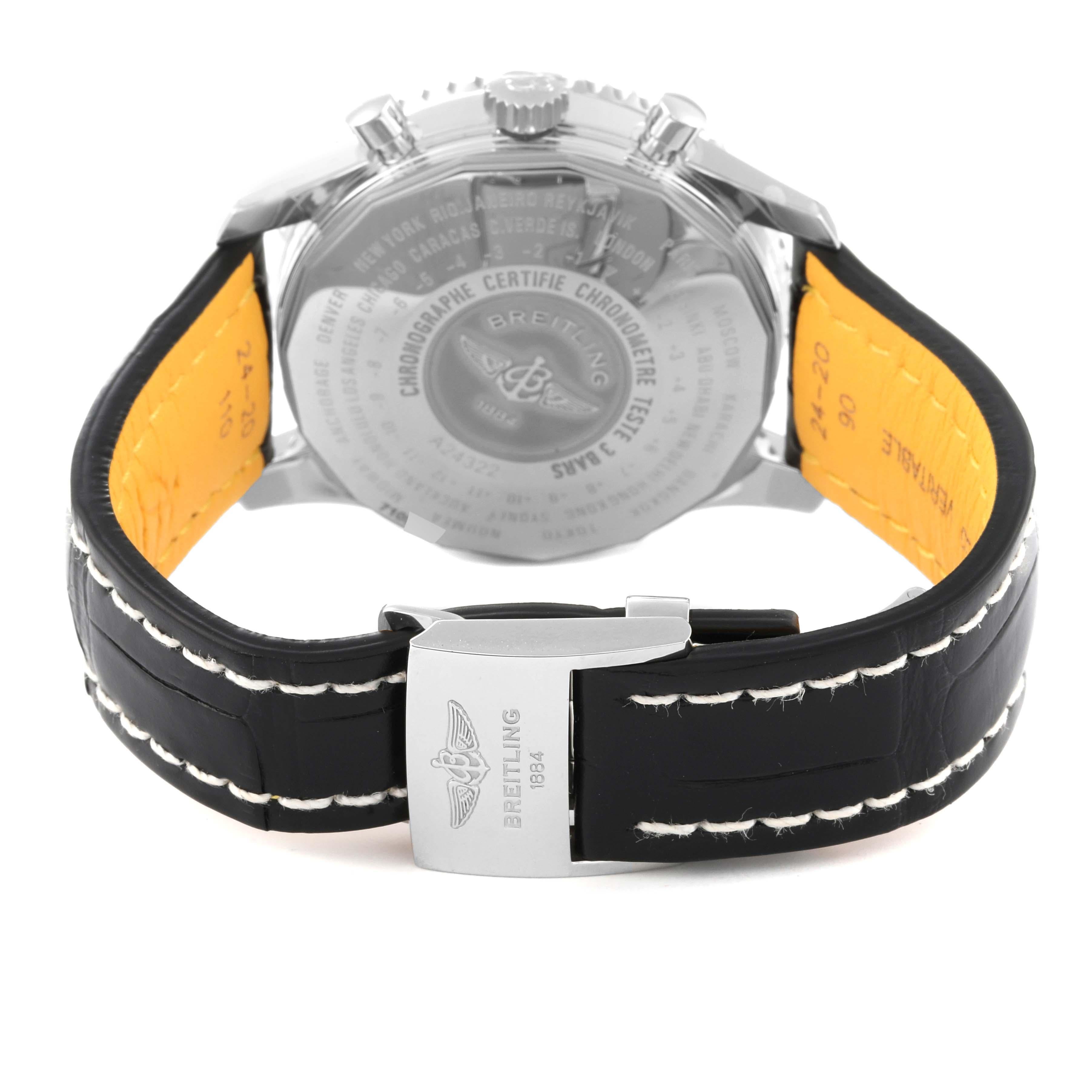 Montre Hommes Breitling Navitimer World Black Dial Steel A24322 Unworn en vente 2