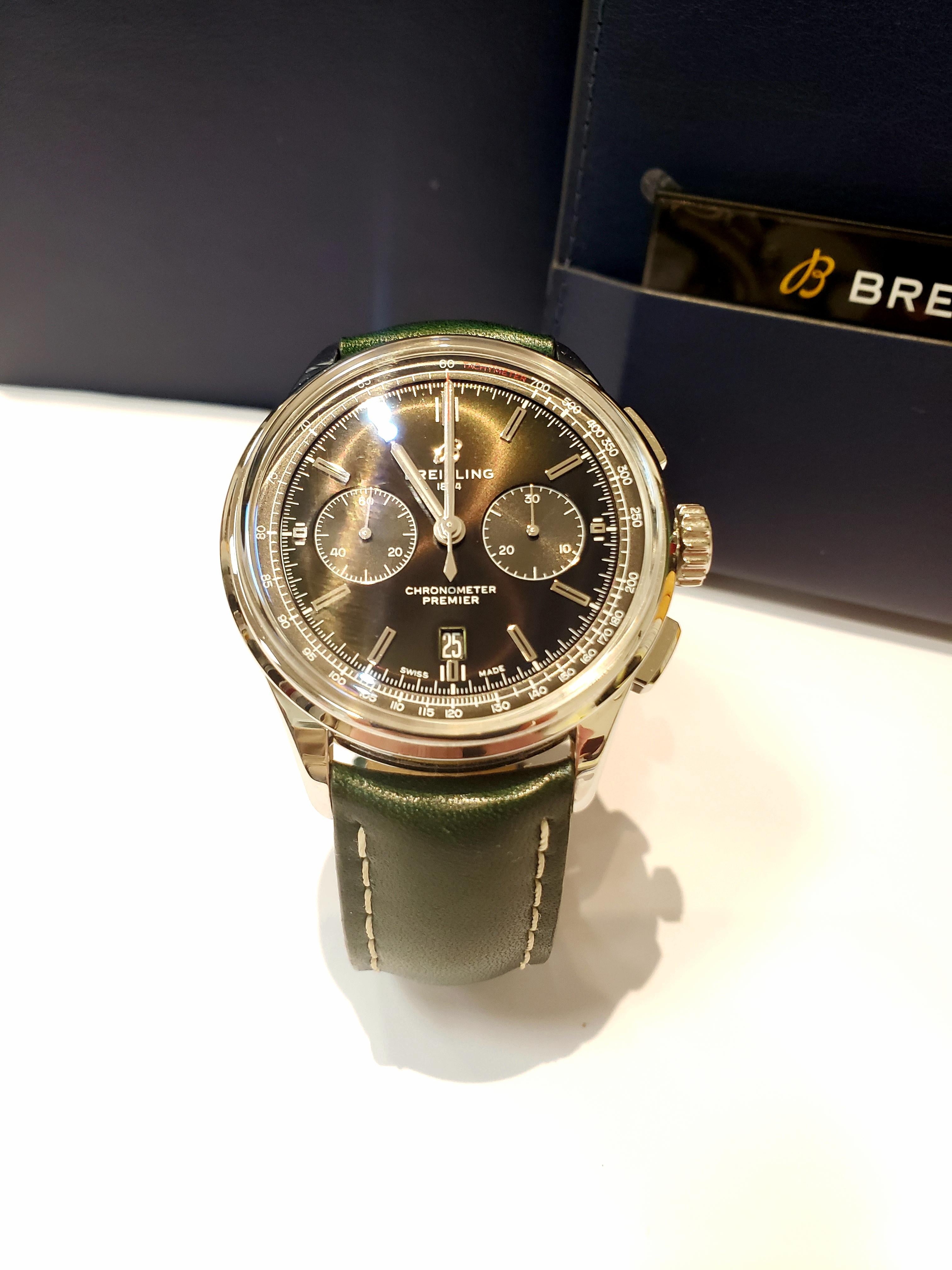 Next to new, worn 3 times! Breitling Premier B01 Chronograph 42 Watch. Breitling partnered with motor legend, Bentley, to
create a limited edition watch in stainless & British Racing Green. Watch has a self winding mechanical movement, with
a