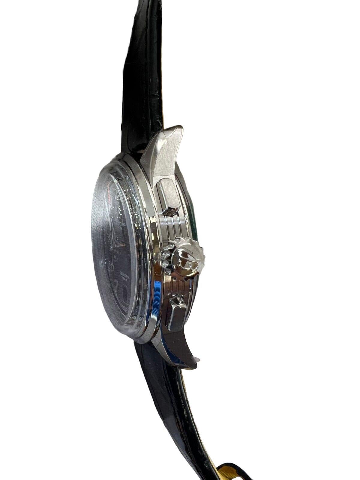 Erhöhen Sie Ihren Stil mit der Breitling Premier Black 42mm Uhr, einem Schweizer Meisterwerk, das sich sowohl für sportliche als auch für legere Anlässe eignet. Diese elegante Armbanduhr verfügt über ein rundes Edelstahlgehäuse mit einer glatten,