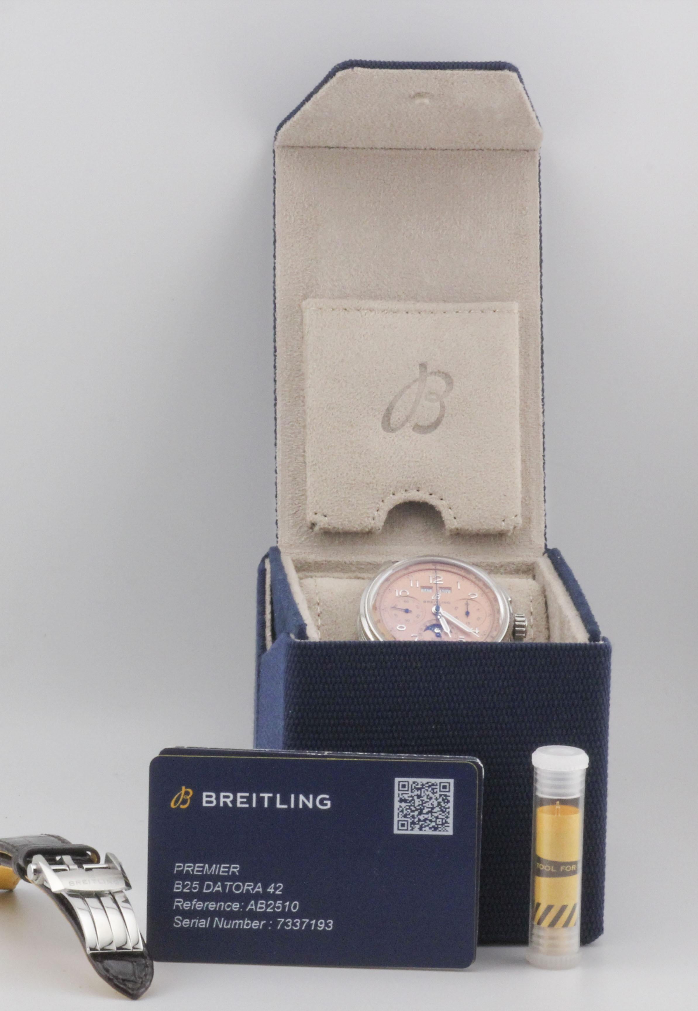 La Breitling Premier B25 Datora 42 témoigne d'une précision et d'un savoir-faire raffinés. Logée dans un robuste boîtier en acier inoxydable de 42 mm, cette montre incarne à la fois la force et l'élégance, ses surfaces polies reflétant une allure