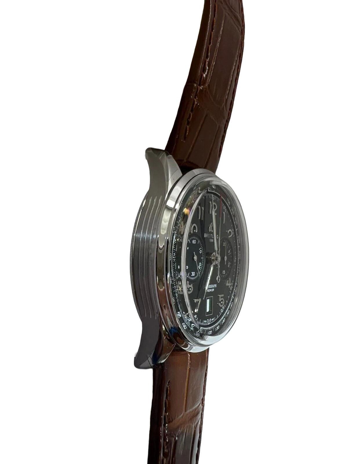 750 Diese atemberaubende Breitling Premier Uhr verfügt über ein rundes 42-mm-Edelstahlgehäuse mit einer glatten festen Lünette und einem grünen Sonnenschliff-Zifferblatt mit arabischen Ziffern als Indizes. Das zweiteilige braune Lederarmband mit
