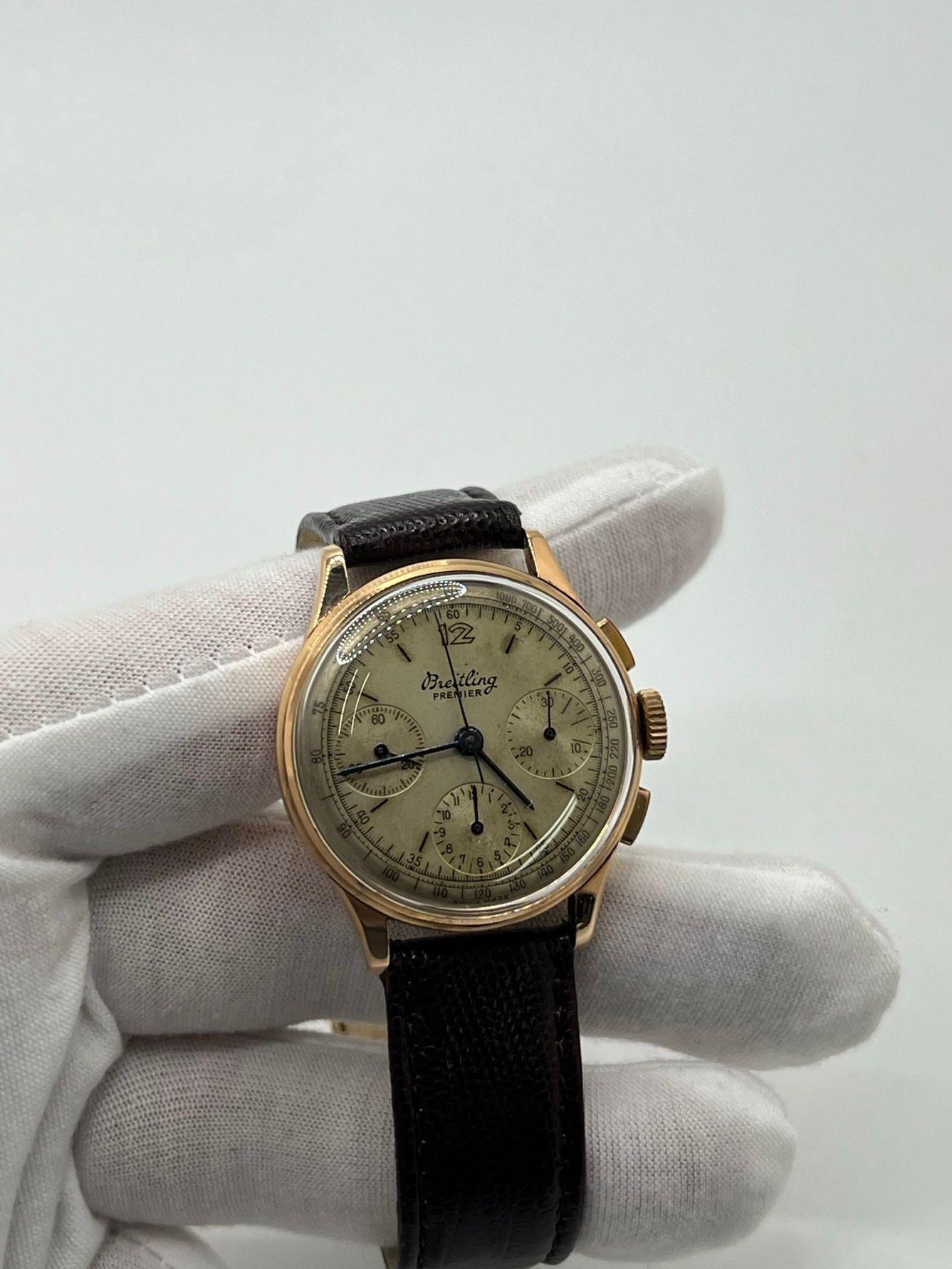 Combinando el encanto vintage con la elegancia atemporal, la Breitling Referencia 787 de hacia 1945 es un raro tesoro para los entusiastas de la relojería. Su caja de oro rosa de 35 mm irradia sofisticación clásica, bellamente combinada con una
