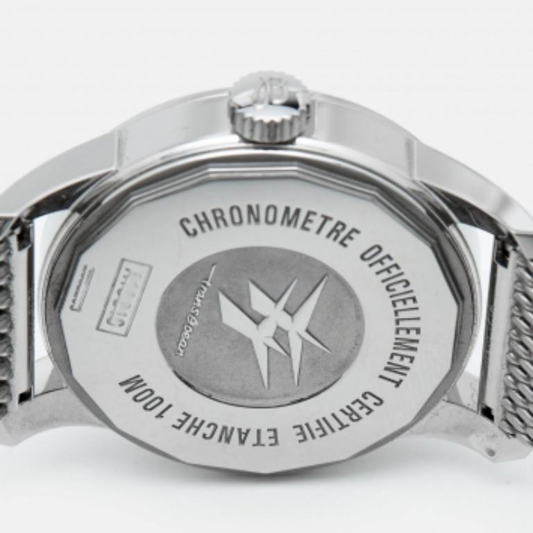 Questo orologio di design si distingue per l'abile lavorazione artigianale e il fascino sobrio. Meticolosamente costruito per indicare l'ora in modo elegante, è dotato di una robusta cassa e sfoggia una miscela perfetta di design innovativo e stile