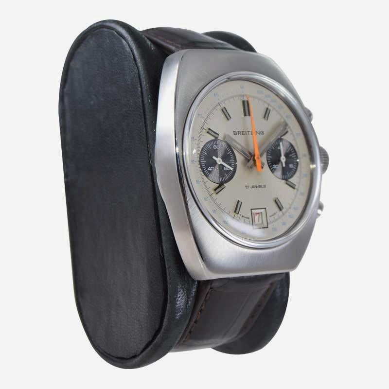 USINE / MAISON : Breitling Watch Company
STYLE / RÉFÉRENCE : Forme Tonneau /  Chronographe
METAL / MATERIAL : Acier inoxydable 
DIMENSIONS : Longueur 43mm  X Largeur 37mm
CIRCA : années 1970
MOUVEMENT / CALIBRE : 17 Joyaux / Cal. 7730
DIAL / MAINS :