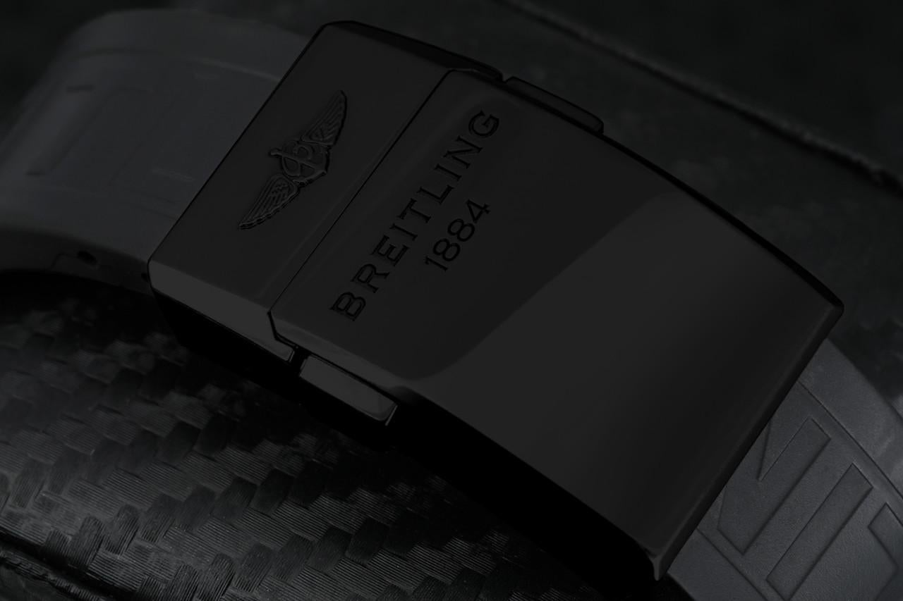 Breitling Super Avenger Schwarze PVD/DLC-Uhr auf einem Gummiband A13370 im Zustand „Hervorragend“ im Angebot in New York, NY