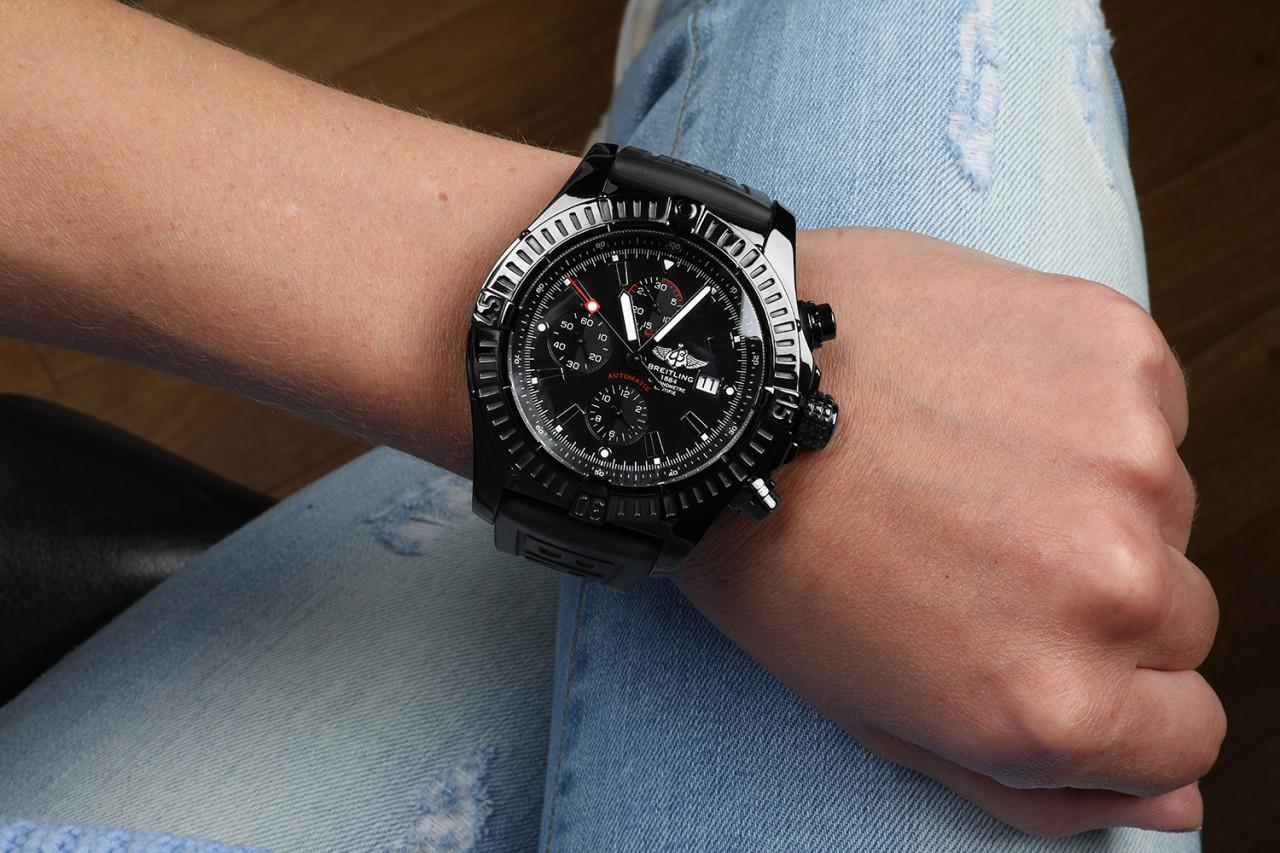 Breitling Super Avenger Schwarze PVD/DLC-Uhr auf einem Gummiband A13370 Herren im Angebot