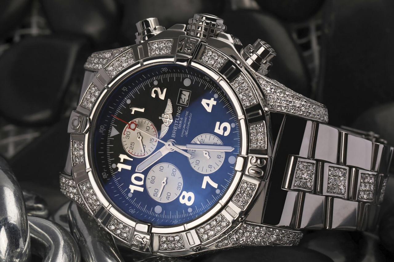 Taille ronde Breitling Super Avenger SS Chronographe noir avec cadran serti de diamants A13370 en vente