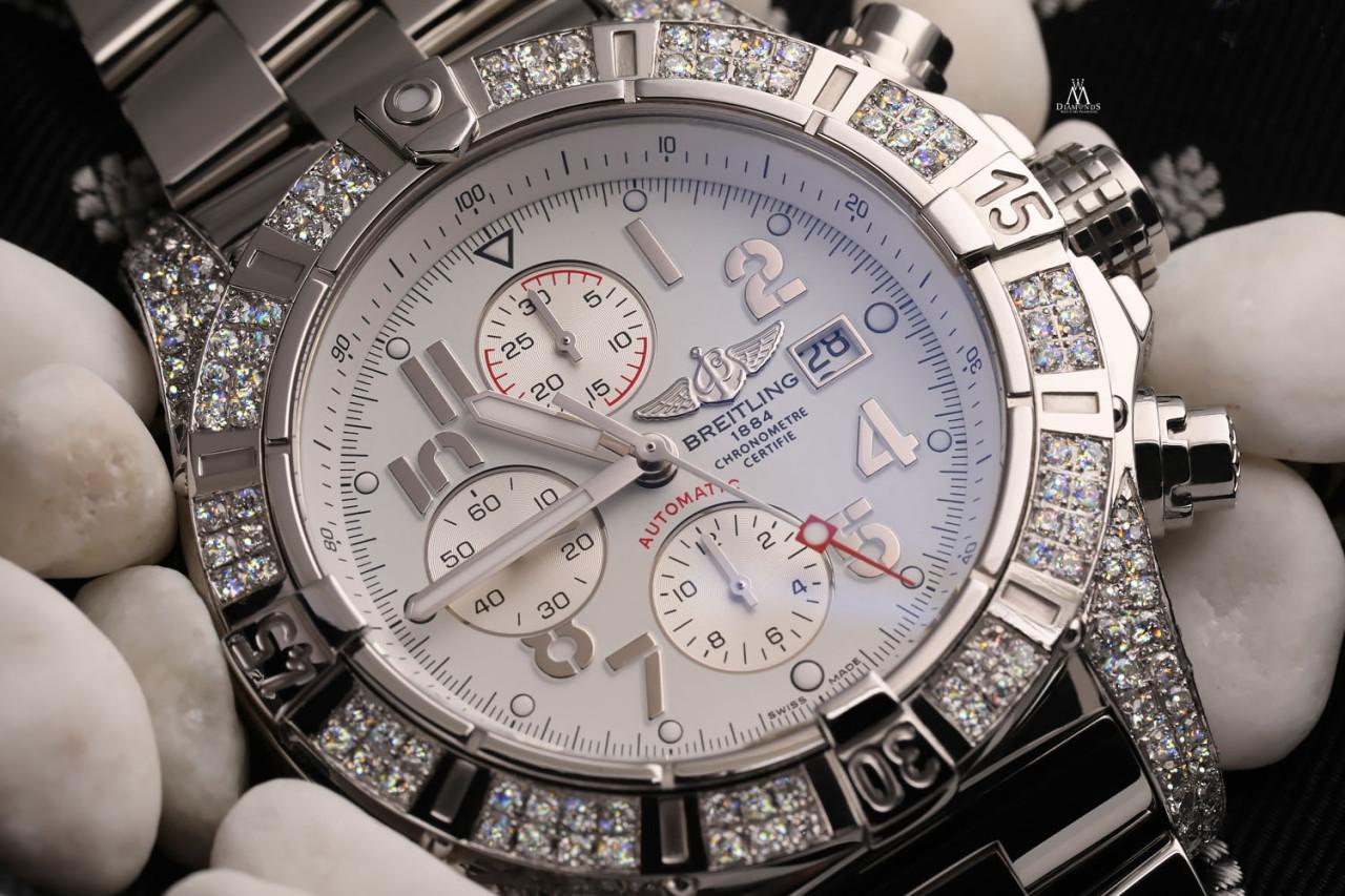 Breitling Super Avenger SS Chronographe Cadran blanc Boîtier serti de diamants A13370

Cette montre est dans un état comme neuf. Elle a été polie, entretenue et ne présente aucune rayure ou imperfection visible. Toutes nos montres bénéficient d'une