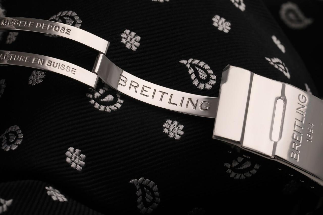 Breitling Super Avenger SS Chronographe avec cadran blanc serti de diamants A13370 en vente 4