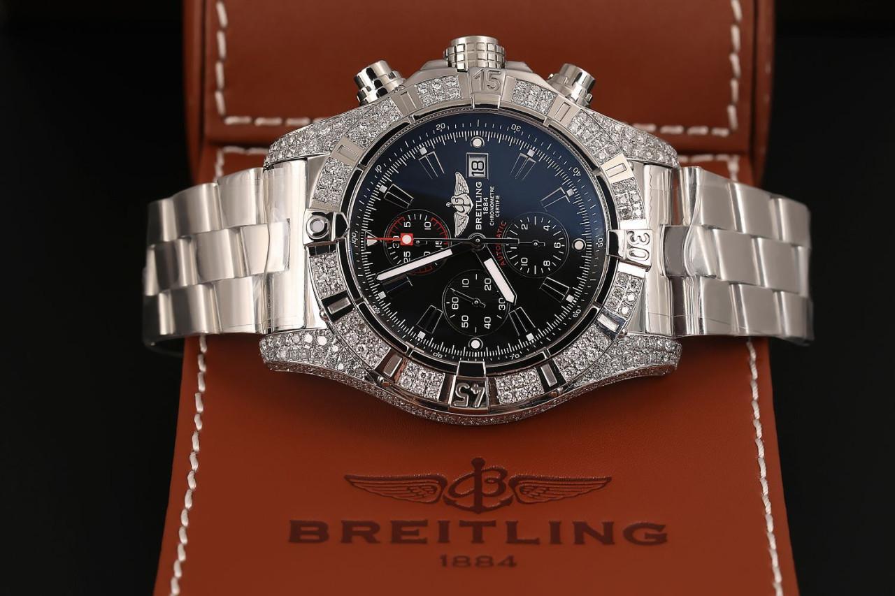 Taille ronde Breitling Super Avenger Montre en acier inoxydable avec cadran noir personnalisé et diamants A1337011  en vente