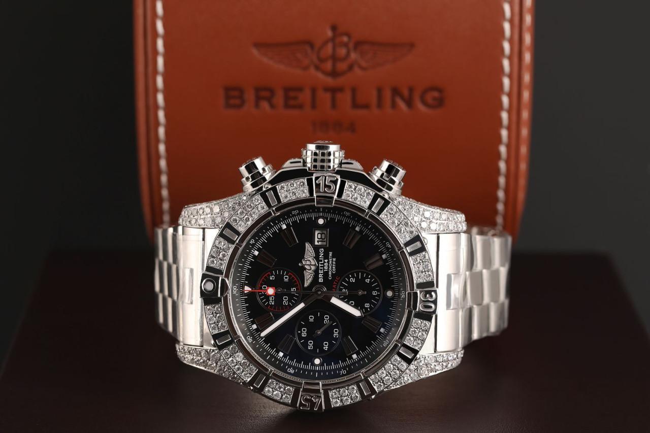 Breitling Super Avenger Montre en acier inoxydable avec cadran noir personnalisé et diamants A1337011  Excellent état - En vente à New York, NY
