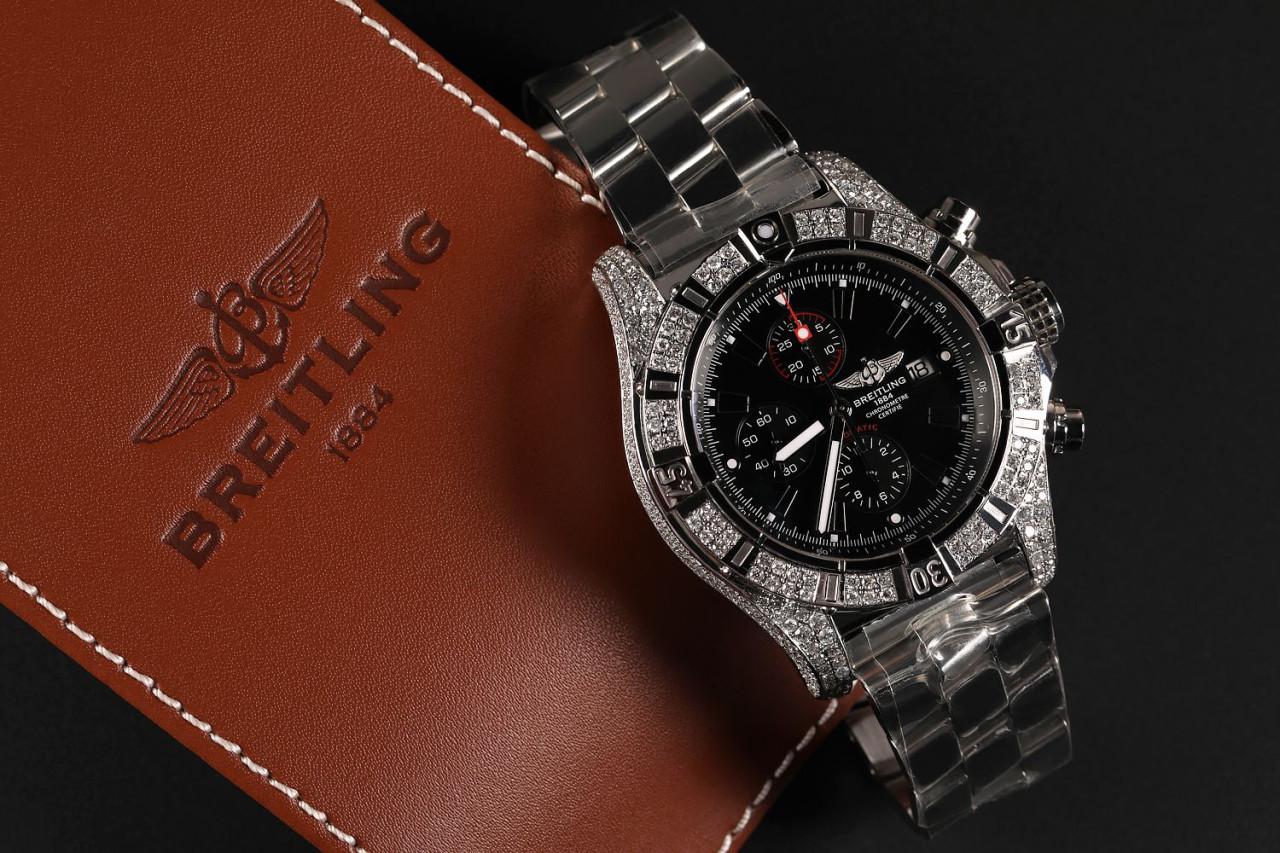 Breitling Super Avenger Montre en acier inoxydable avec cadran noir personnalisé et diamants A1337011  Pour hommes en vente