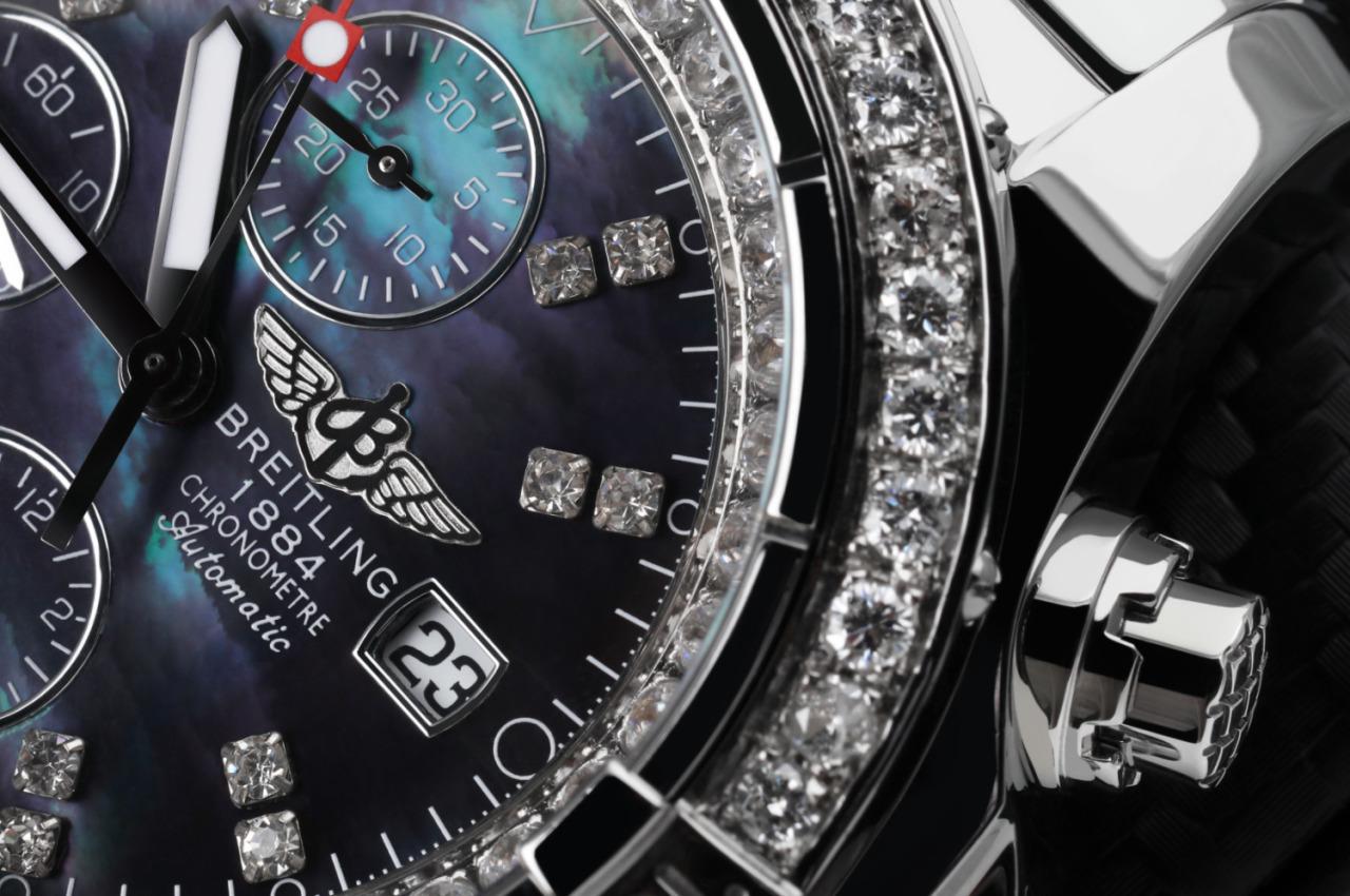 Montre Prestige Breitling Super Avenger A13370 en acier inoxydable. Boîtier en acier inoxydable de 48,4 mm, lunette en diamant personnalisée, bague en diamant et cadran en diamant. Comprend un chronographe, une date et une résistance à l'eau de plus