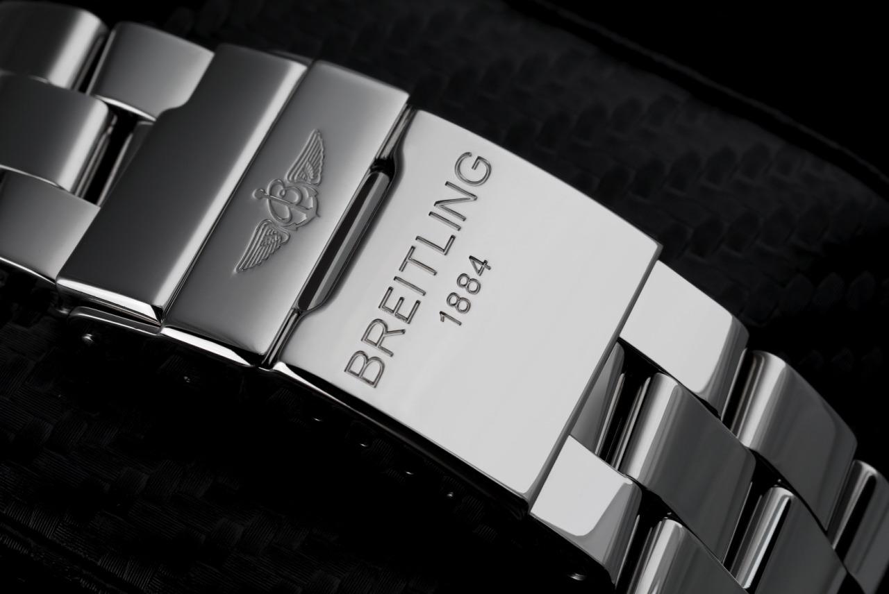 Taille ronde Super Avenger Breitling en acier inoxydable personnalisé avec des diamants véritables A13370 en vente