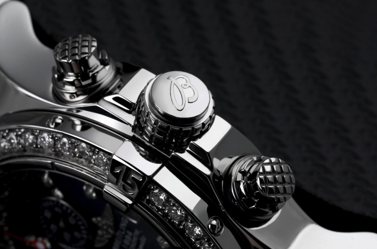 Super Avenger Breitling en acier inoxydable personnalisé avec des diamants véritables A13370 en vente 1