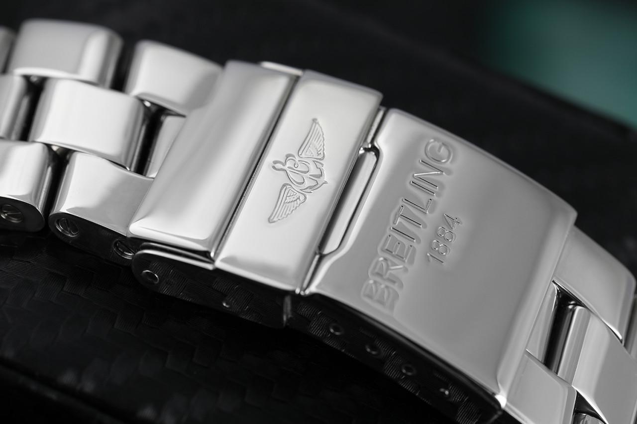 Breitling SuperAvenger Montre en acier inoxydable A13370 avec cadran MOP blanc et diamants pour hommes Excellent état - En vente à New York, NY