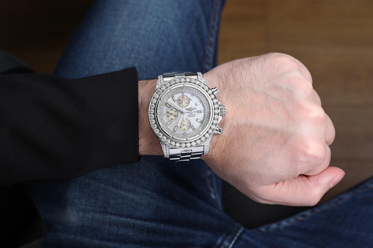 Breitling SuperAvenger Montre en acier inoxydable A13370 avec cadran MOP blanc et diamants pour hommes en vente 1