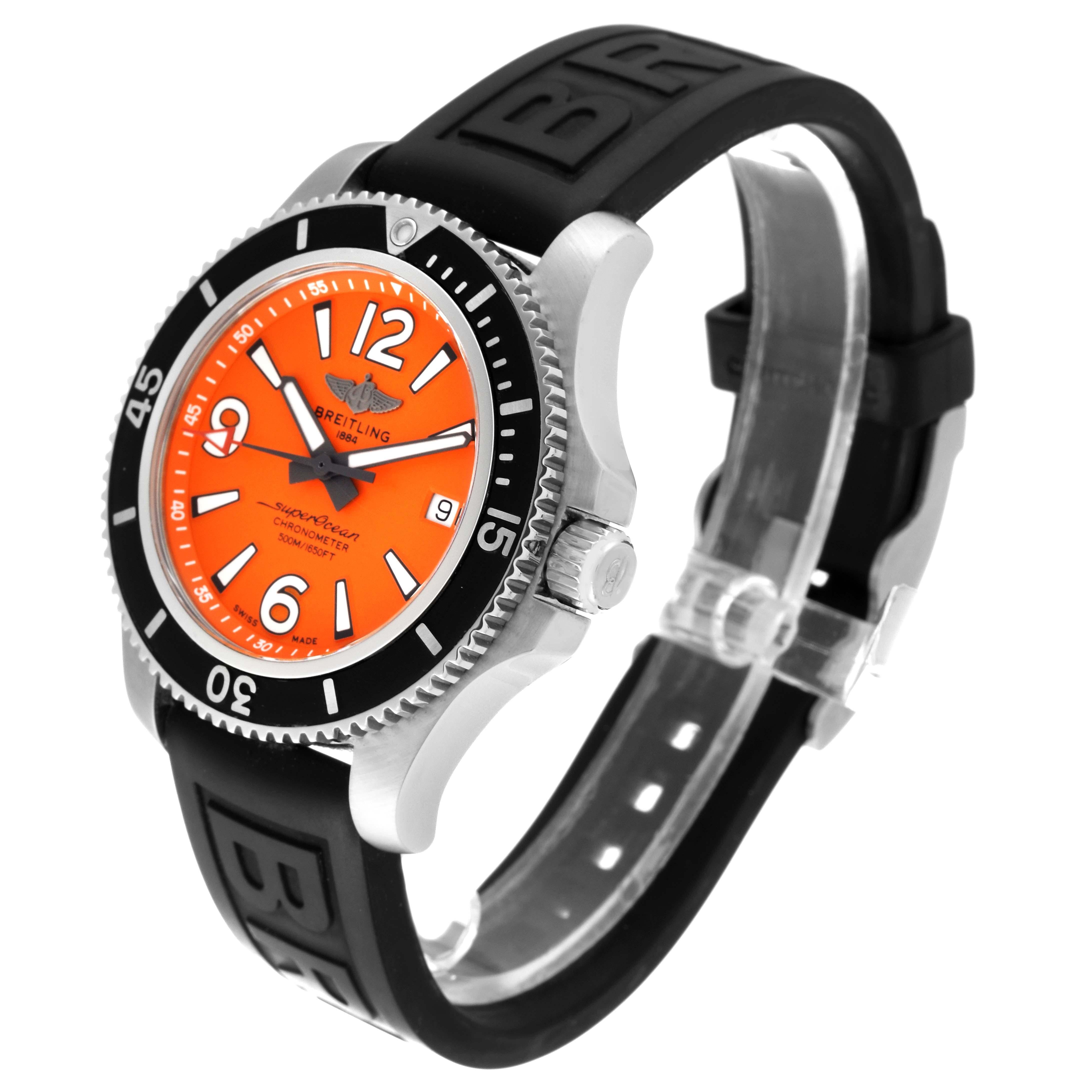 Breitling Superocean 42 Orange Zifferblatt Stahl Herrenuhr A17366 Box Card. Automatisches Uhrwerk mit Selbstaufzug. Gehäuse aus Edelstahl mit einem Durchmesser von 42.0 mm. Verschraubte Krone aus Edelstahl. Schwarze, einseitig drehbare Lünette aus