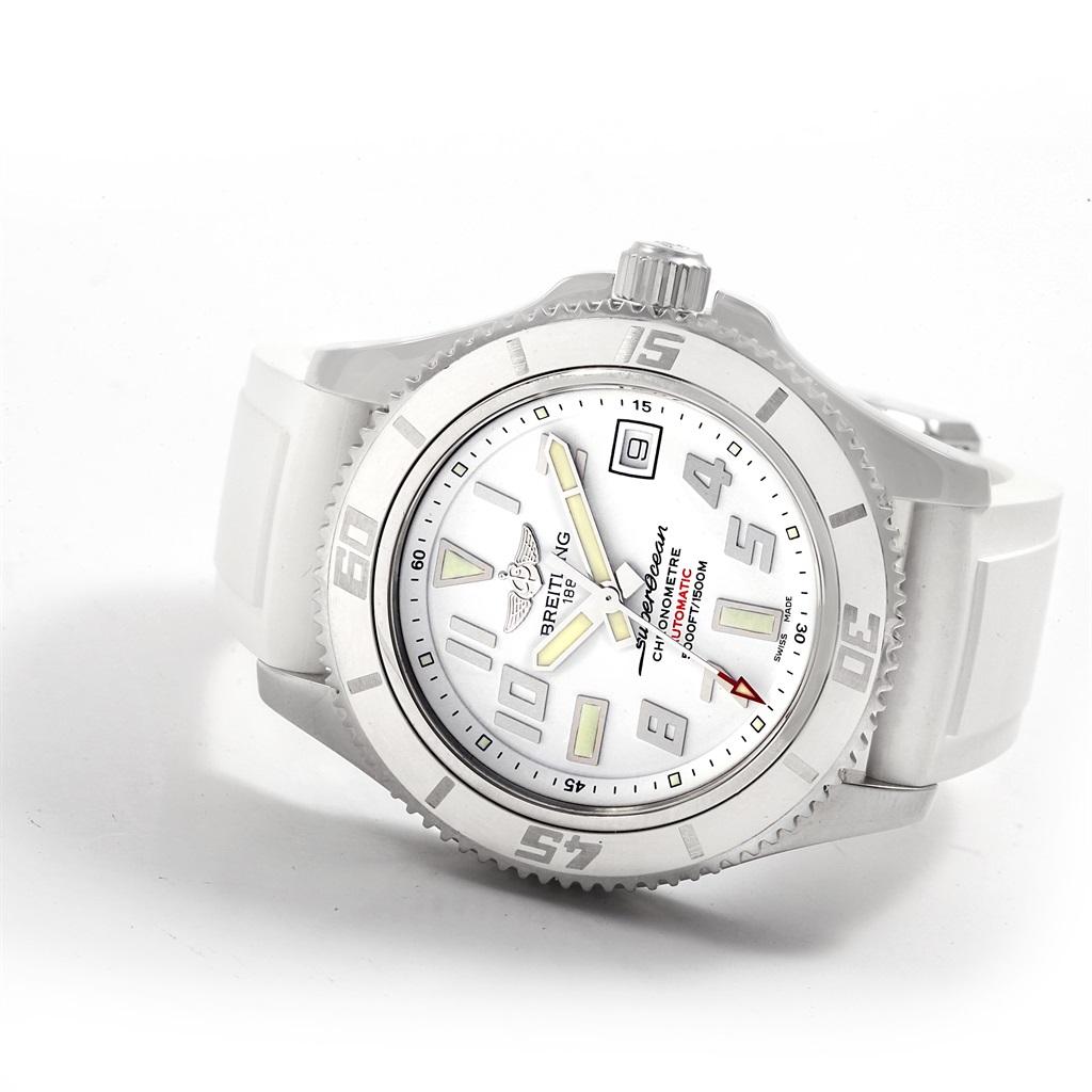 Breitling Superocean 42 weißes Zifferblatt Gummiband Uhr A17364 Box Papiere. Automatisches Uhrwerk mit Selbstaufzug. Gehäuse aus Edelstahl mit einem Durchmesser von 42 mm. Verschraubte Krone und Drücker aus Edelstahl. Einseitig drehbare Lünette aus