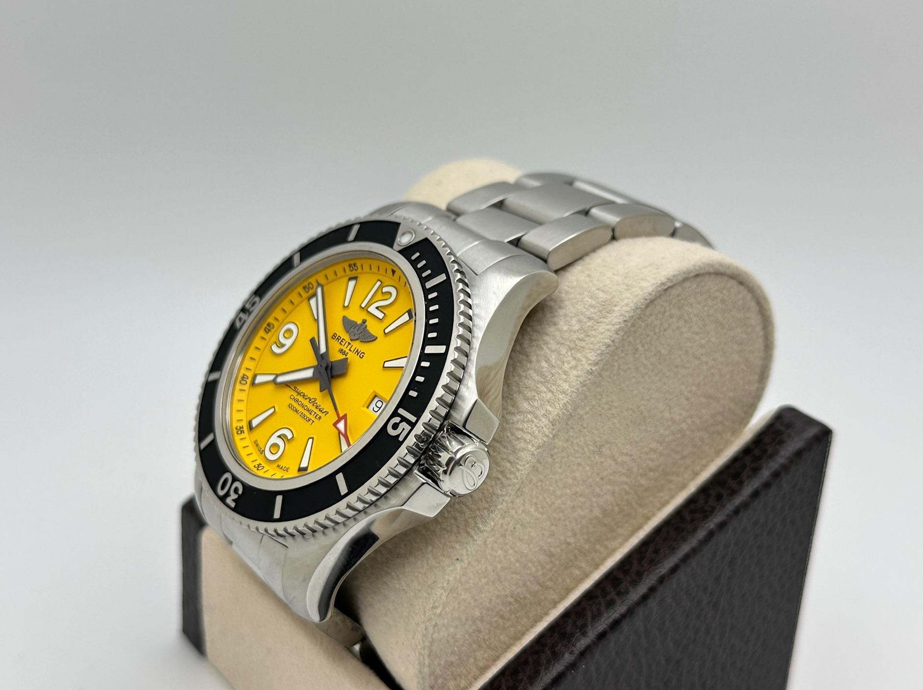 Breitling Superocean 44 A17367 44mm Cadran jaune Acier inoxydable Boîte de voyage Excellent état - En vente à San Diego, CA