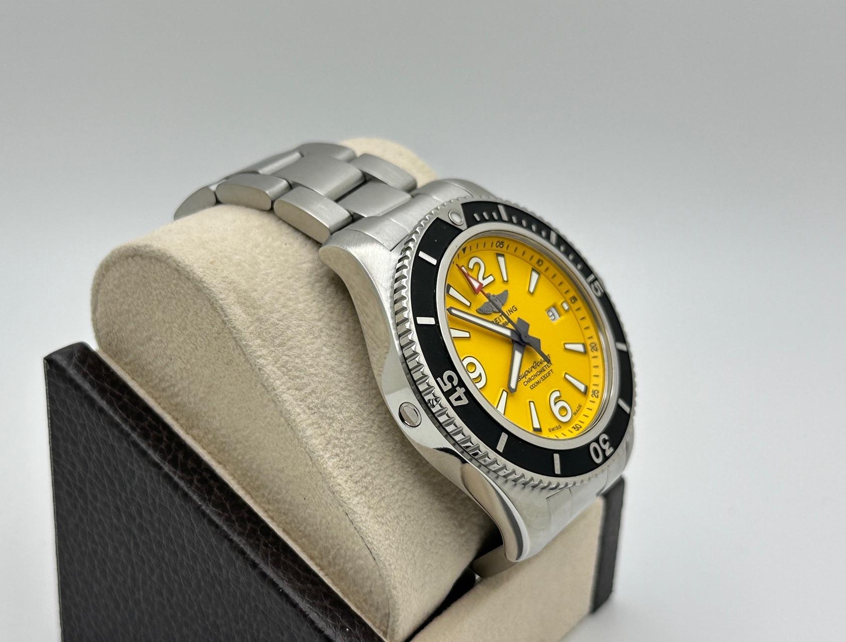 Breitling Superocean 44 A17367 44mm Cadran jaune Acier inoxydable Boîte de voyage Pour hommes en vente