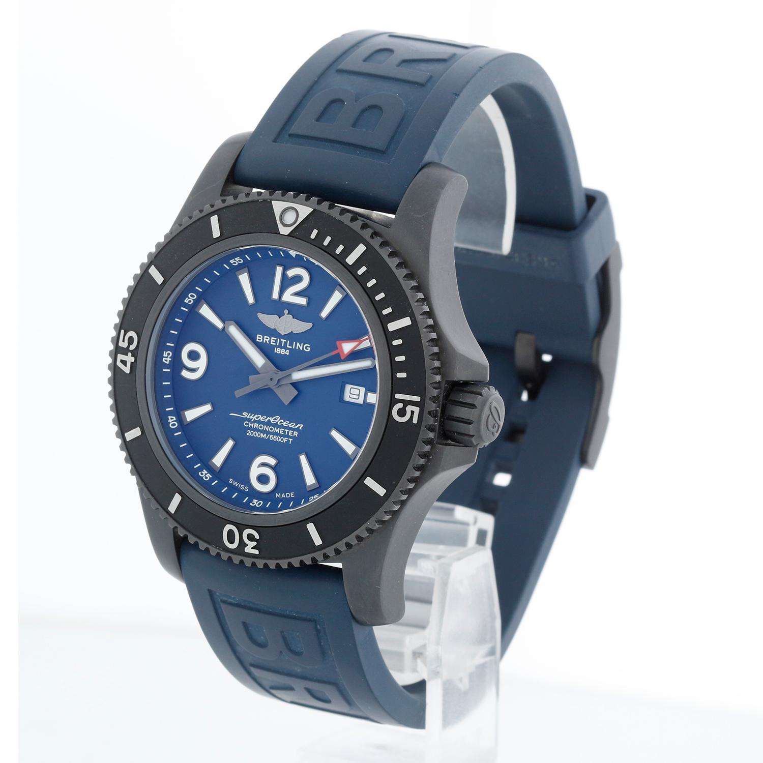 Orologio Breitling Superocean 46 Uomo in acciaio DLC M17368D71C1S2 - Calibro Breitling 17 a carica automatica. Cassa in acciaio inossidabile DLC nero (46 mm). Quadrante blu con indici luminosi e numeri arabi. Cinturino in gomma Breitling blu con