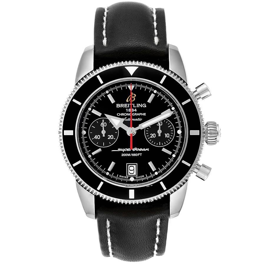 Breitling SuperOcean Heritage 44 Schwarzes Zifferblatt Gummiband Uhr A23370. Automatisches Uhrwerk mit Selbstaufzug. Gehäuse aus Edelstahl mit einem Durchmesser von 44,0 mm. Verschraubte Krone aus Edelstahl. Lapidierte Stollen. Dicke des Gehäuses: