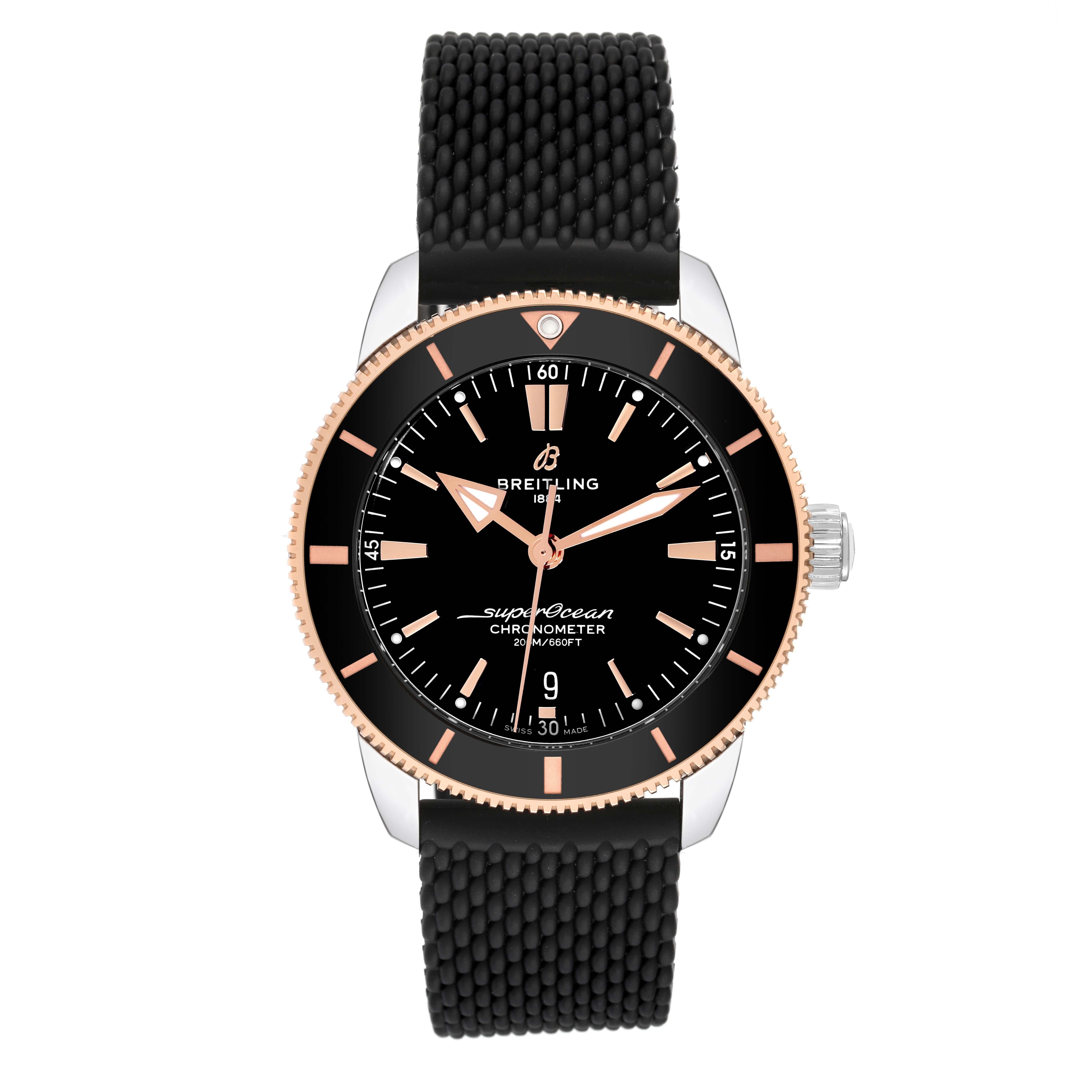 Breitling Superocean Heritage B20 Stahl Rose Gold Herrenuhr UB2030 Box Card. Automatisches Uhrwerk mit Automatikaufzug B20. Gehäuse aus Edelstahl mit einem Durchmesser von 44.0 mm. Verschraubte Krone aus Edelstahl. Einseitig drehbare Lünette aus