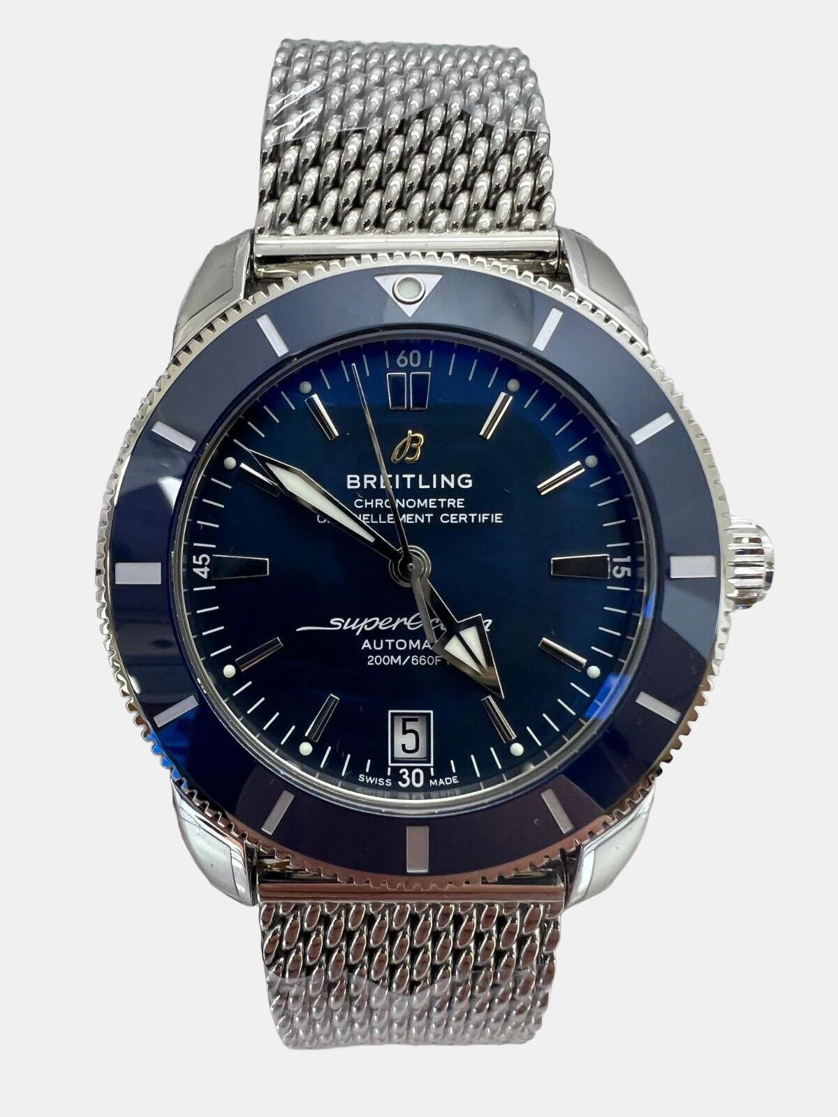 Die Breitling Superocean Heritage Herrenuhr in Silber und Blau ist ein eindrucksvolles Beispiel für Schweizer Handwerkskunst und robustes Design. Dieser Zeitmesser verfügt über ein 42-mm-Edelstahlgehäuse mit einseitig drehbarer Lünette und eignet