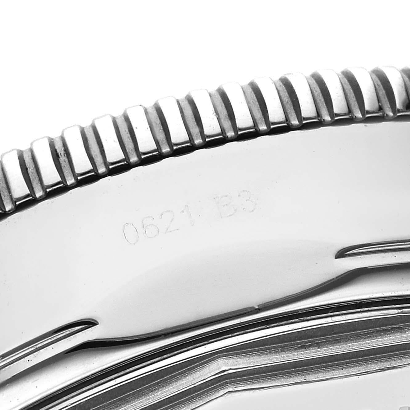 Breitling Superocean Heritage II 42 Schwarzes Zifferblatt Stahl Herrenuhr AB2010. Automatisches Uhrwerk mit Automatikaufzug B20. Gehäuse aus Edelstahl mit einem Durchmesser von 42.0 mm. Verschraubte Krone aus Edelstahl. Einseitig drehbare Lünette