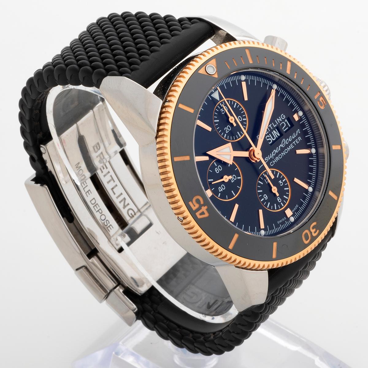 Notre chronographe Breitling Superocean Heritage II, avec fonction jour et date, référence U13313, présente un boîtier de 44 mm en acier inoxydable et en or rose 18 carats, ainsi que son bracelet en caoutchouc et sa boucle déployante d'origine