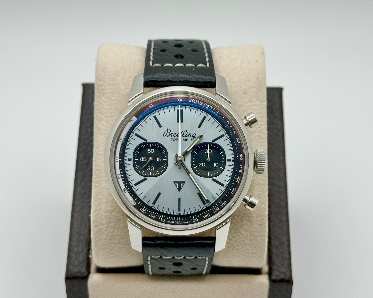 Stil Nummer: AB0176



Jahr: 2023 - 2025

 

Modell: Breitling Top Time B01 Triumph Chronograph



MATERIAL des Gehäuses: Rostfreier Stahl

 

Band: Schwarzes Leder

 

Lünette: Edelstahl

 

Zifferblatt: Eisblau

 

Kristall: Saphirglas

