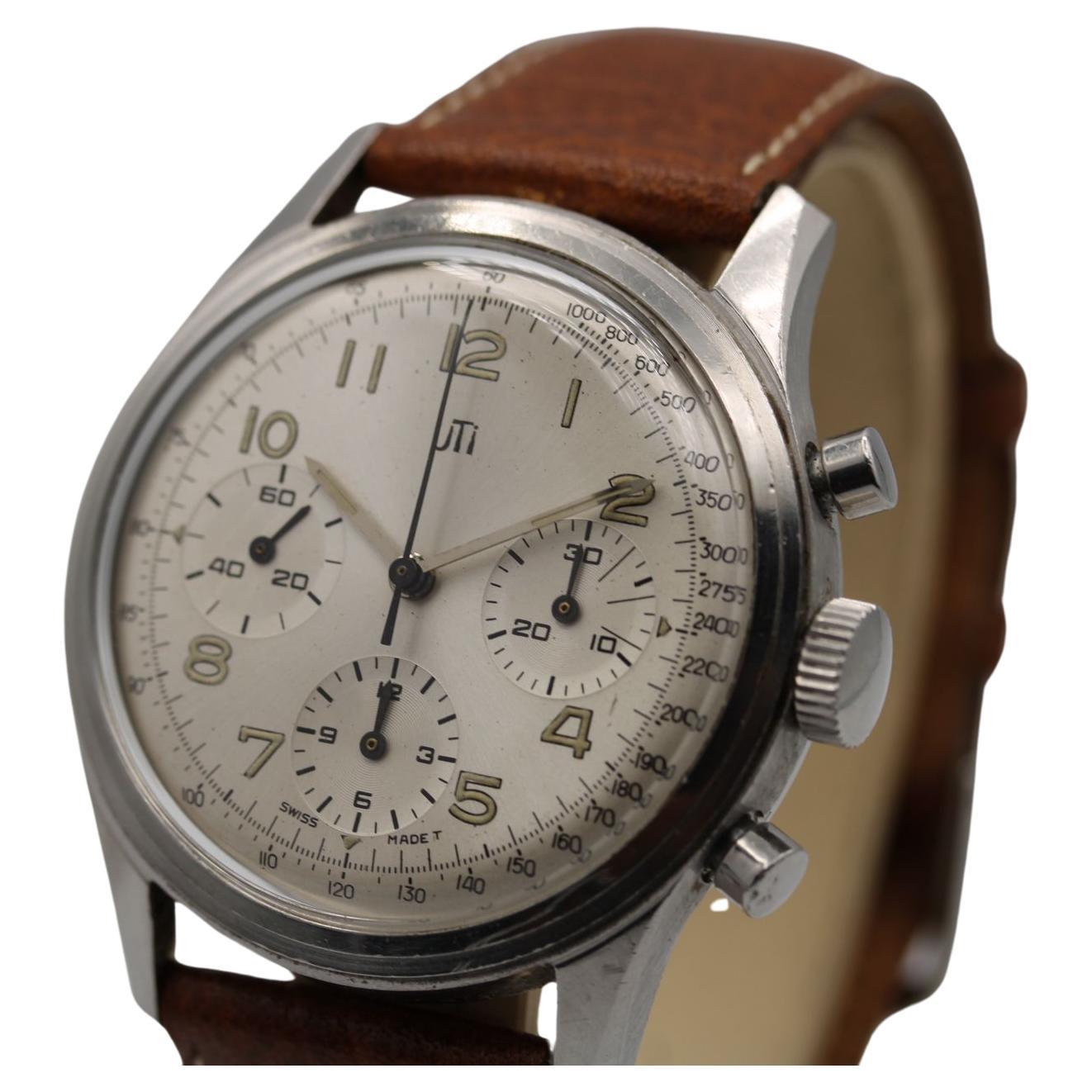 Bereits Mitte der 50er Jahre kam es zu Kollaborationen zwischen dem französischen Uhrenhersteller UTI (1906-1984) und anderen großen Uhrenmarken, die es UTI ermöglichten, Uhren mit ihrem Logo auf dem Zifferblatt auf den Markt zu bringen. Eines
