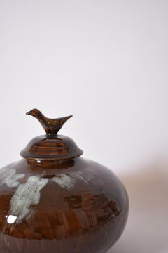 Braune Keramikvase „Brejos“ mit Deckel, Barracuda-Edition.