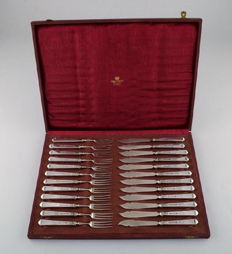 Bremer silberwarenfabrik, Germany. Art Deco fish cutlery service in silver complete for 12 people, circa 1910.
Knife length: 18 cm.
In very good condition.
Stamped.
   