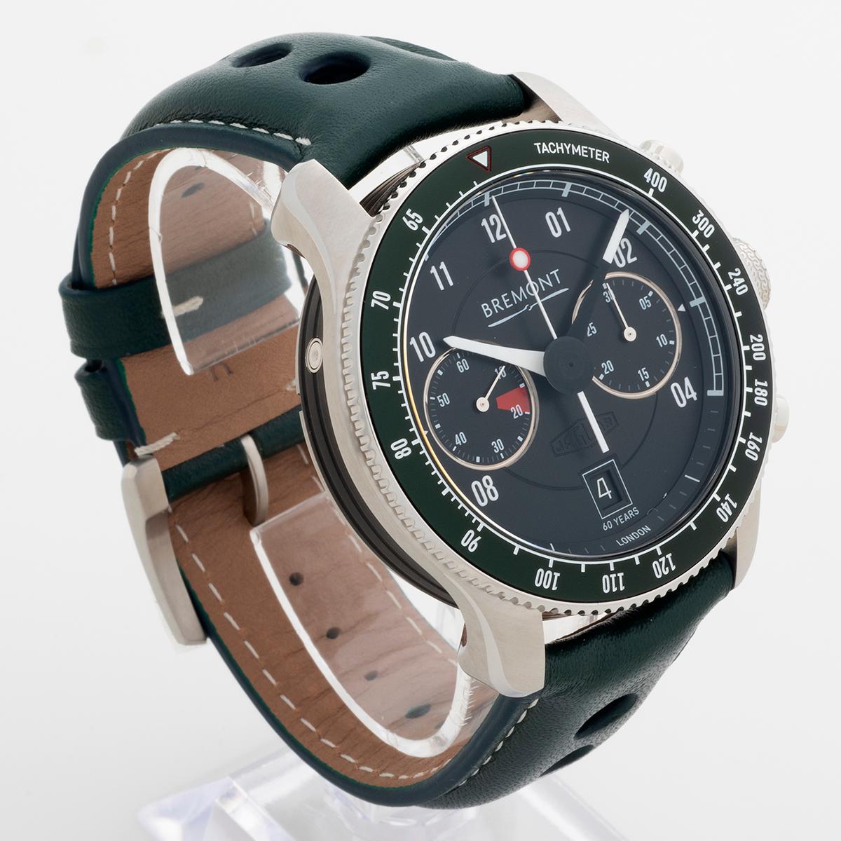 Nuestro Bremont es una edición muy limitada producida para conmemorar el 60 aniversario del Jaguar E Type. Sólo se fabricaron 60 ejemplares en gris liso o en verde todo gota. Entendemos que el verde, el más deseable de los dos, se agotó en su